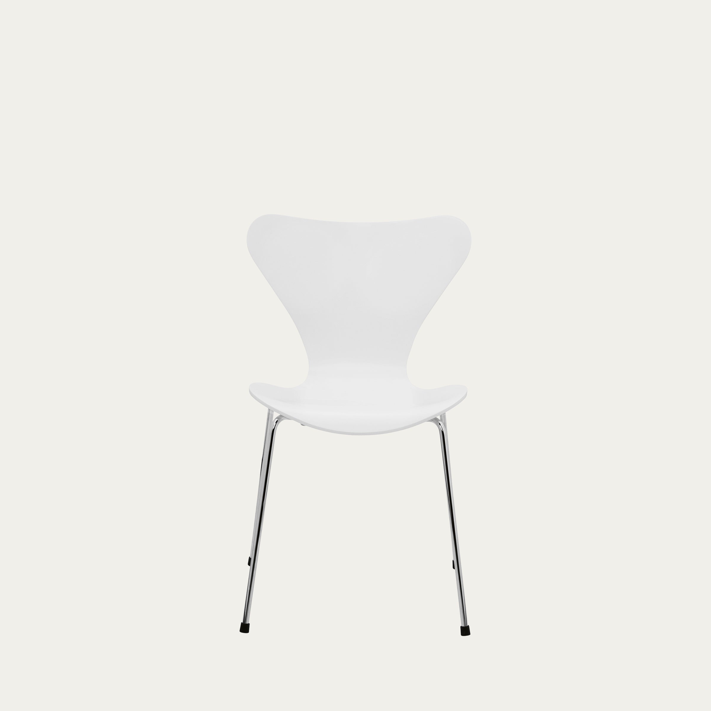 Weißer 3107 Stapelstuhl von Arne Jacobsen mit schlankem Stahlgestell und organischer Form