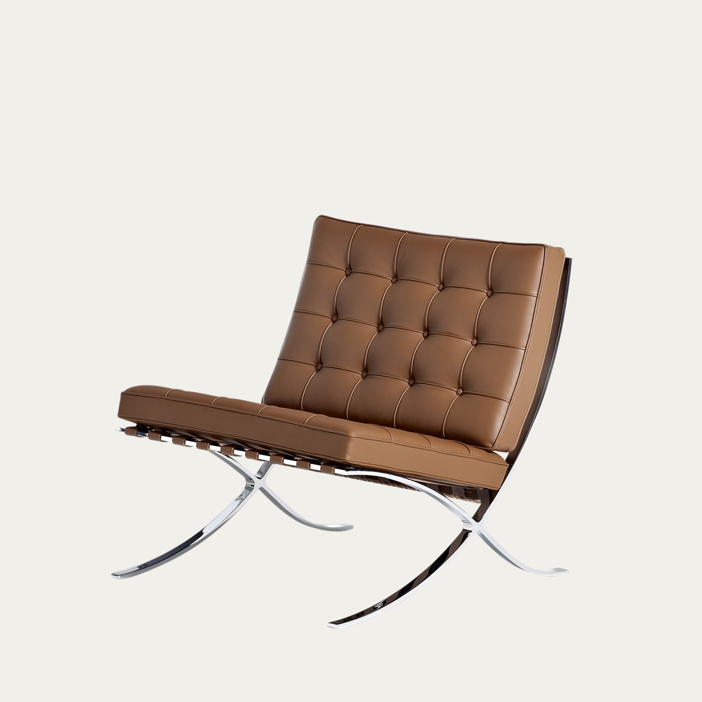 Perspektivansicht des Barcelona Chairs in braunem Leder, Knopfsteppung und charakteristischem X-Gestell