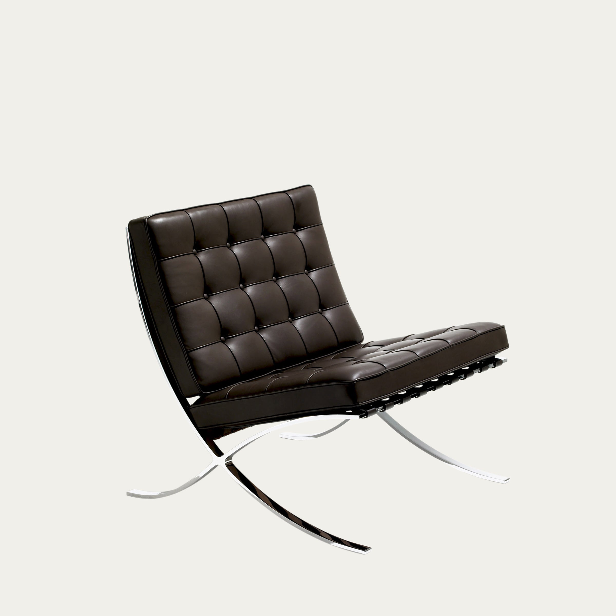 Seitenansicht des dunkelbraunen Barcelona Chairs mit verchromtem X-Gestell und gesteppter Lederpolsterung