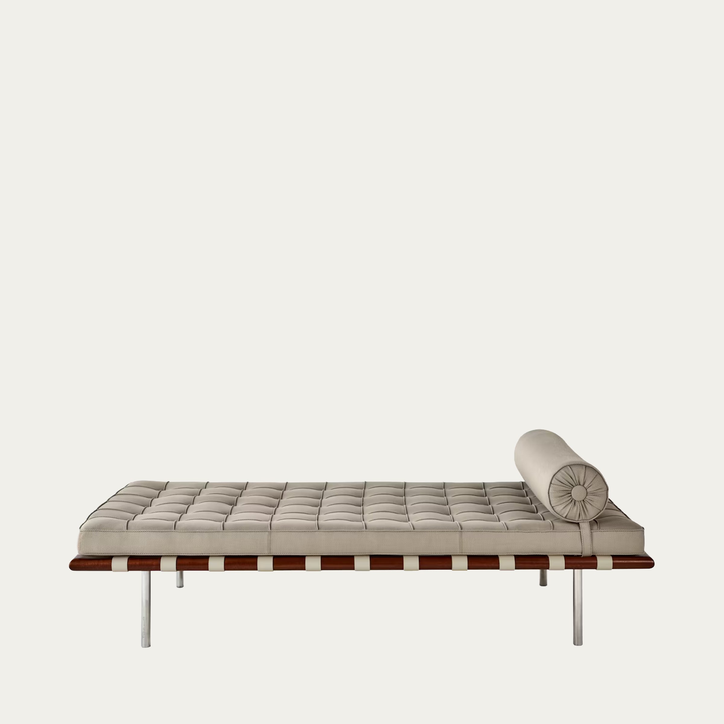 Komplette Seitenansicht der Barcelona Couch von Ludwig Mies van der Rohe (1930) in hellem Beige mit Lederpolsterung, Kapitonierung und Holzuntergestell