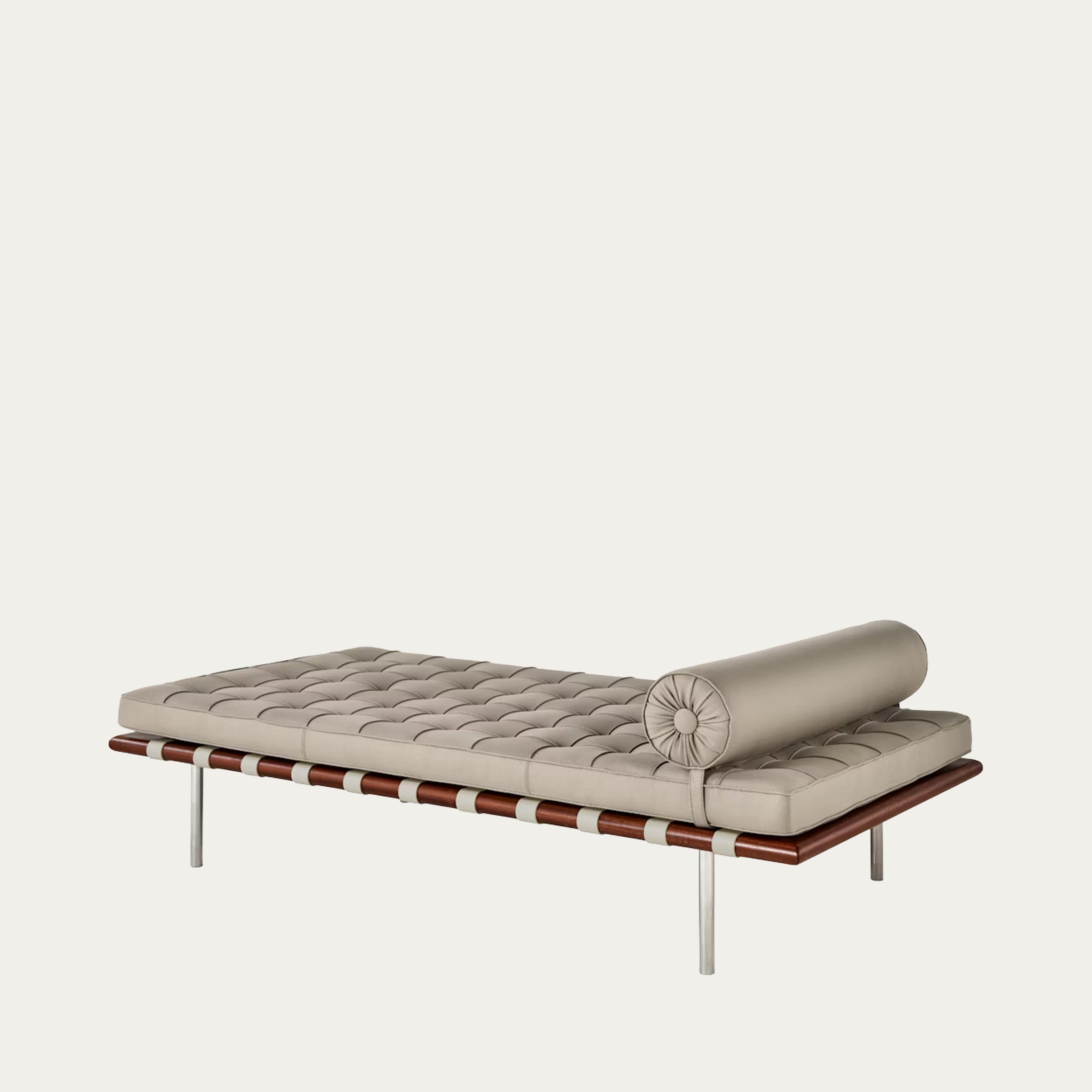 Beige Barcelona Couch, hochwertige Tagesliege mit Knopfsteppung und rundem Lederrollenkissen