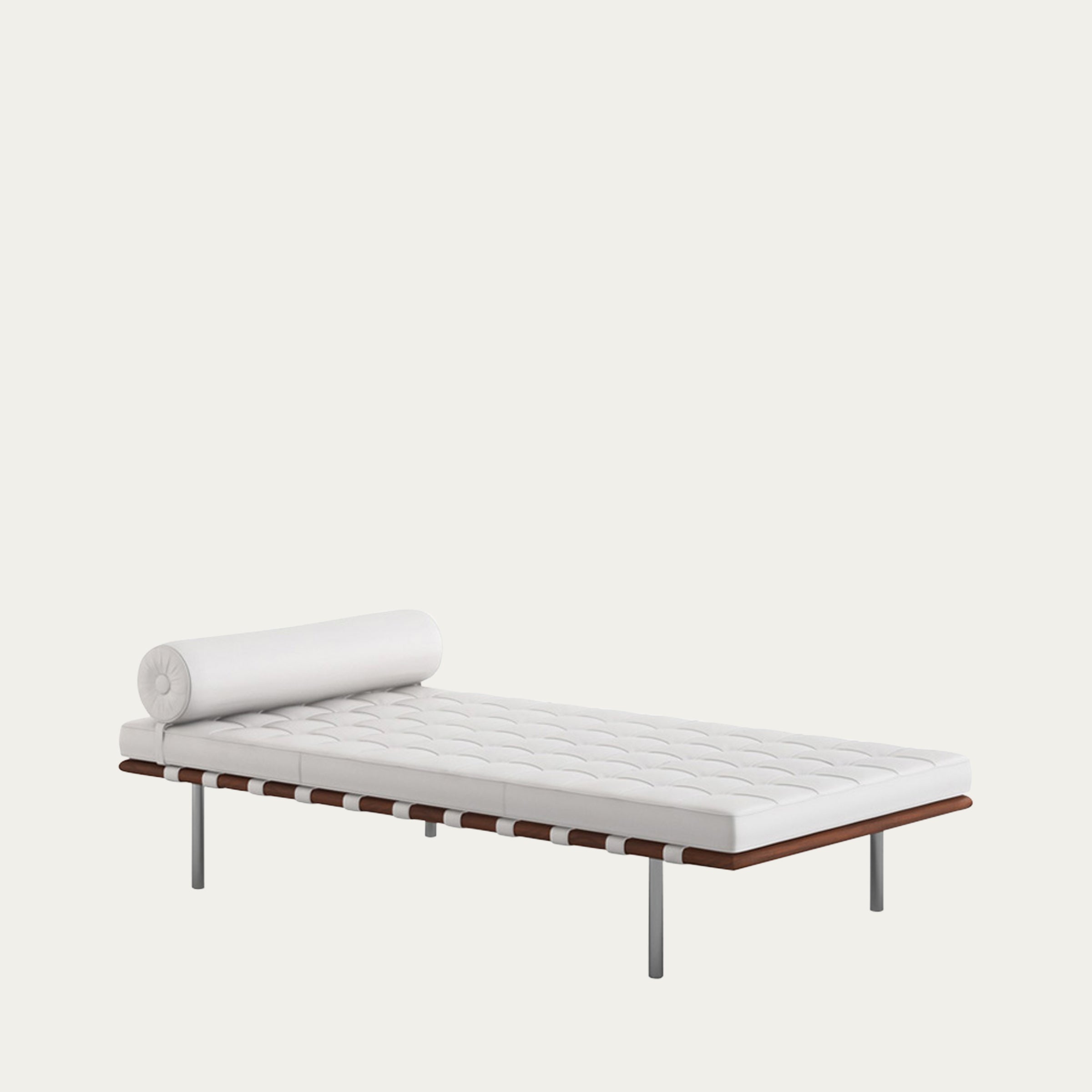 Weiße Barcelona Couch von Ludwig Mies van der Rohe, klassische loungige Tagesliege mit Knopfsteppung und weißem Rollenkissen