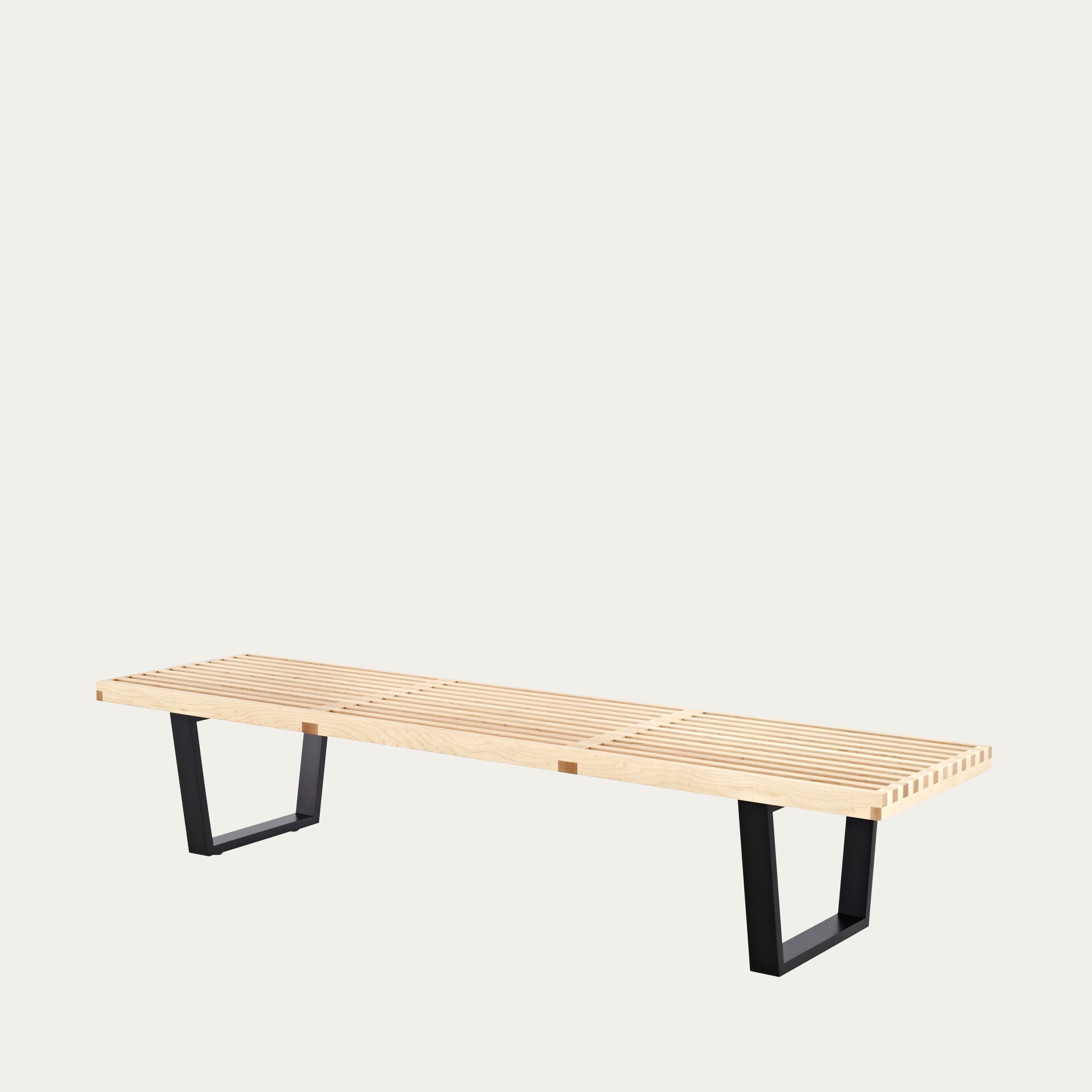 Moderne Sitzbank von George Nelson aus dem Jahr 1946, helles Holz mit schwarzen Kufenbeinen