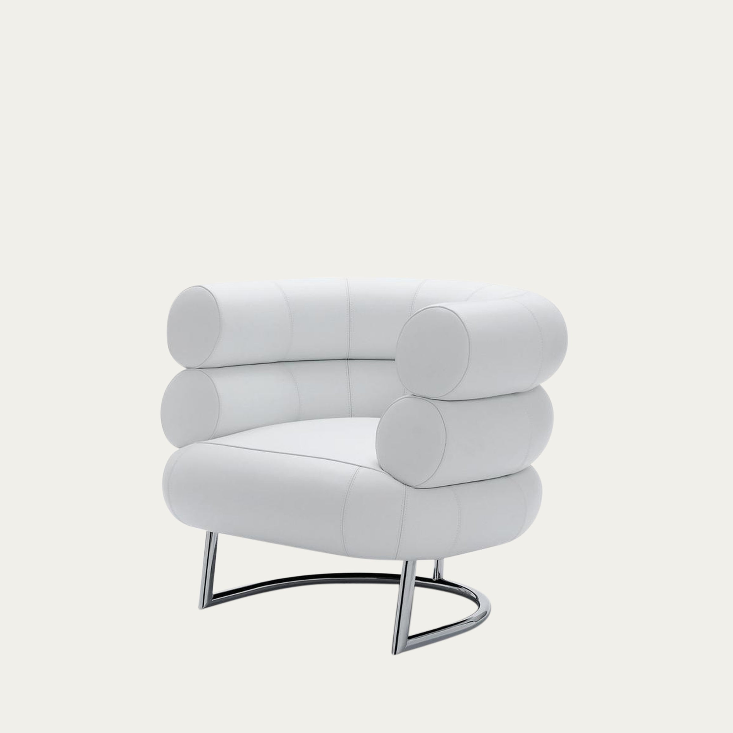 Bibendum Sessel von Eileen Gray 1926 in weißer Ausführung mit markanten, gepolsterten Zylinderformen und verchromtem Stahlgestell