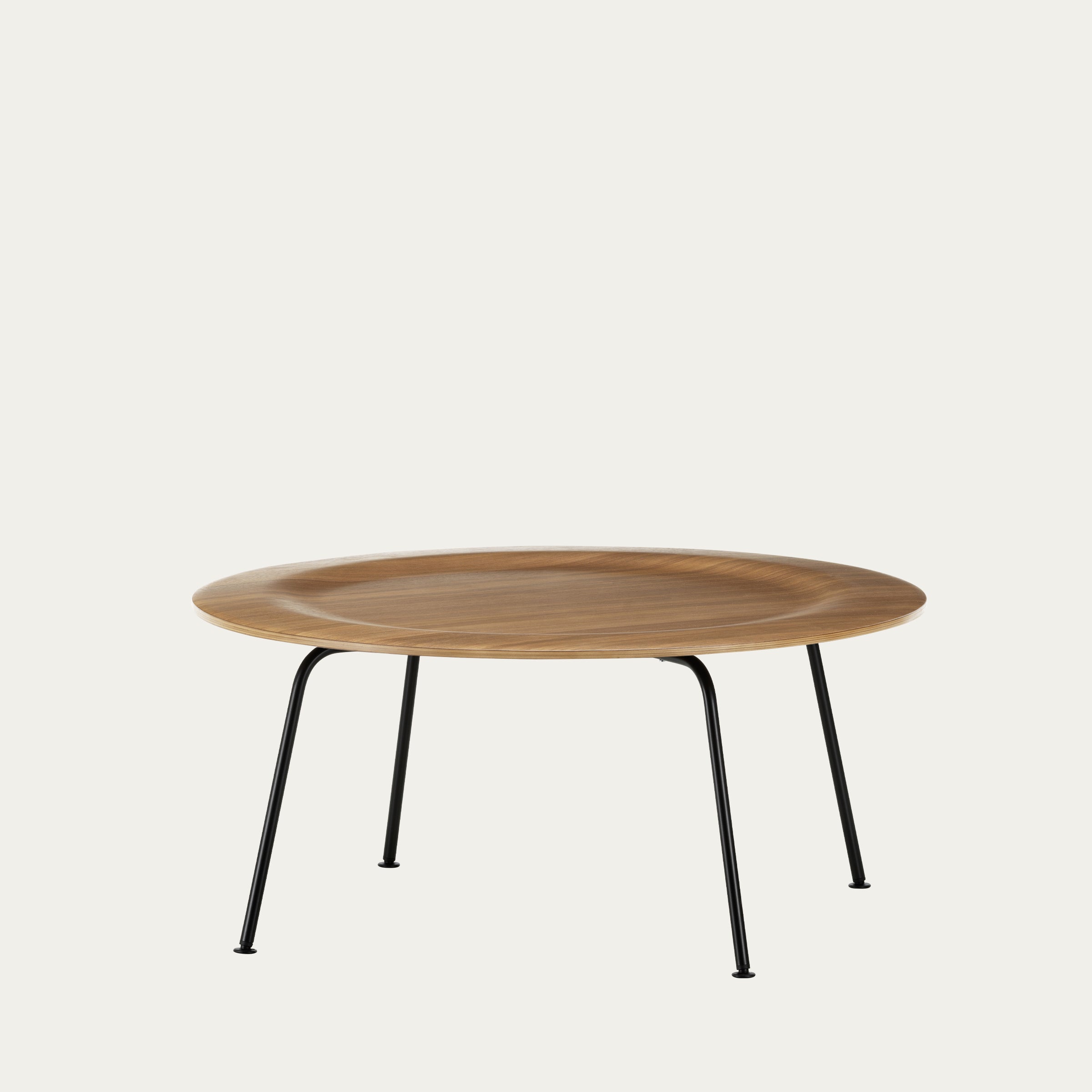 CTM Couchtisch von Charles & Ray Eames aus dem Jahr 1946 mit runder Massivholzplatte und schwarzem Metallgestell im ikonischen Mid-Century-Design