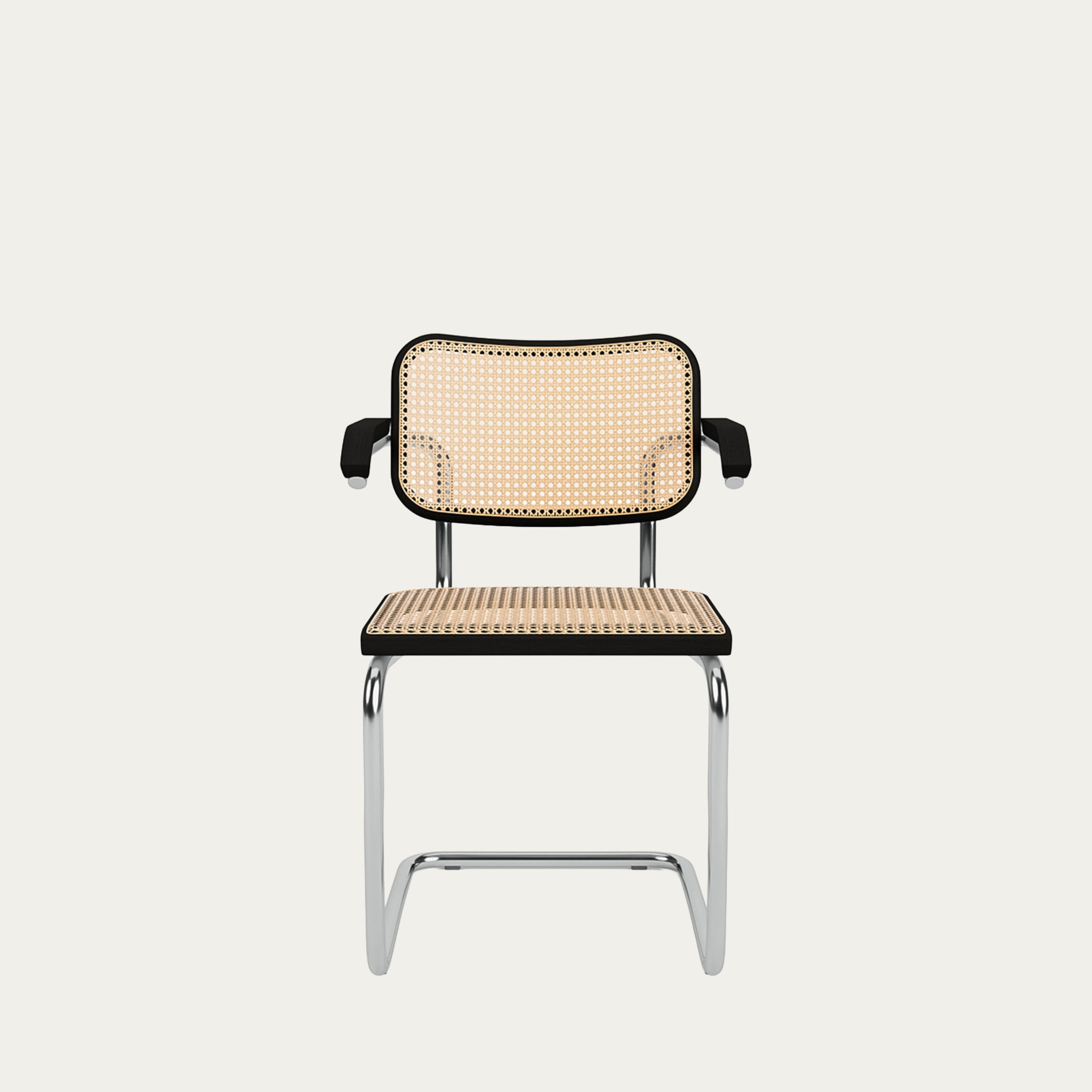 Frontansicht des Cesca Stuhls mit Armlehnen von Marcel Breuer in schwarzer Ausführung, Rohrgeflecht und Stahlrohrgestell, 1928