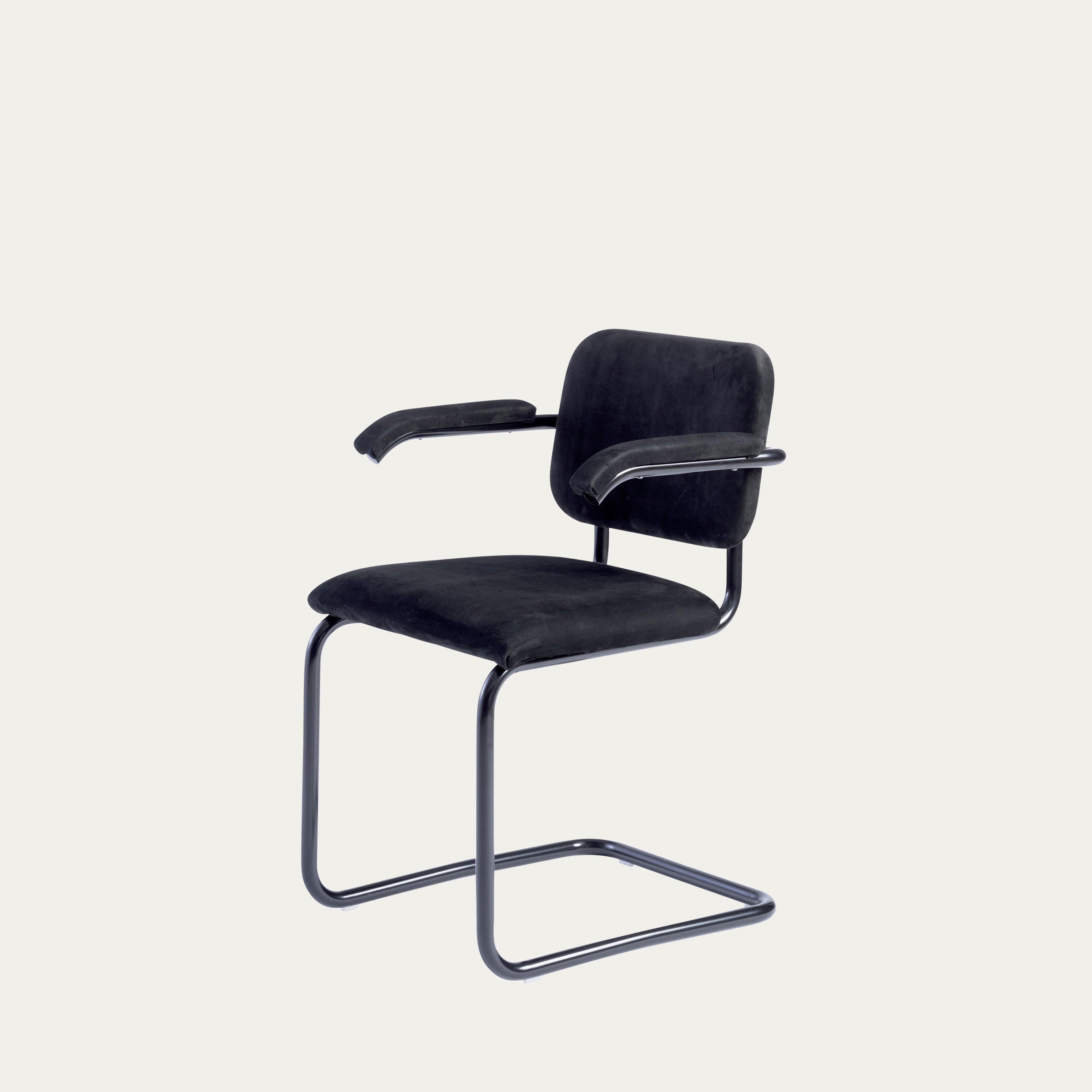 Seitliche Ansicht des Cesca Stuhls von Marcel Breuer in schwarzer Polsterung mit ikonischem Stahlrohrgestell