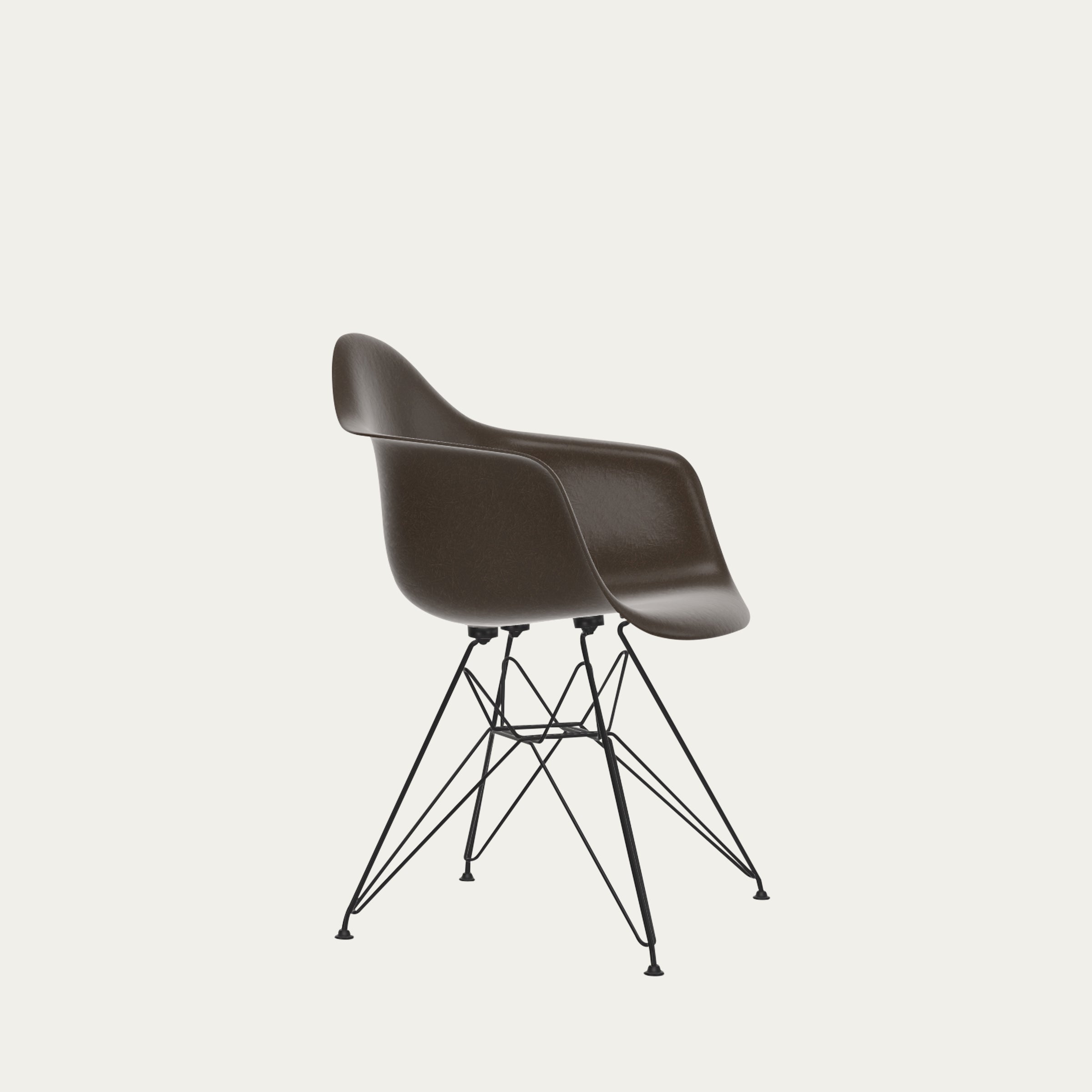 DAR Armlehnstuhl von Charles & Ray Eames aus dem Jahr 1950 mit geformter Fiberglas-Sitzschale und schwarzem Eiffelturm-Metallgestell im Mid-Century-Design
