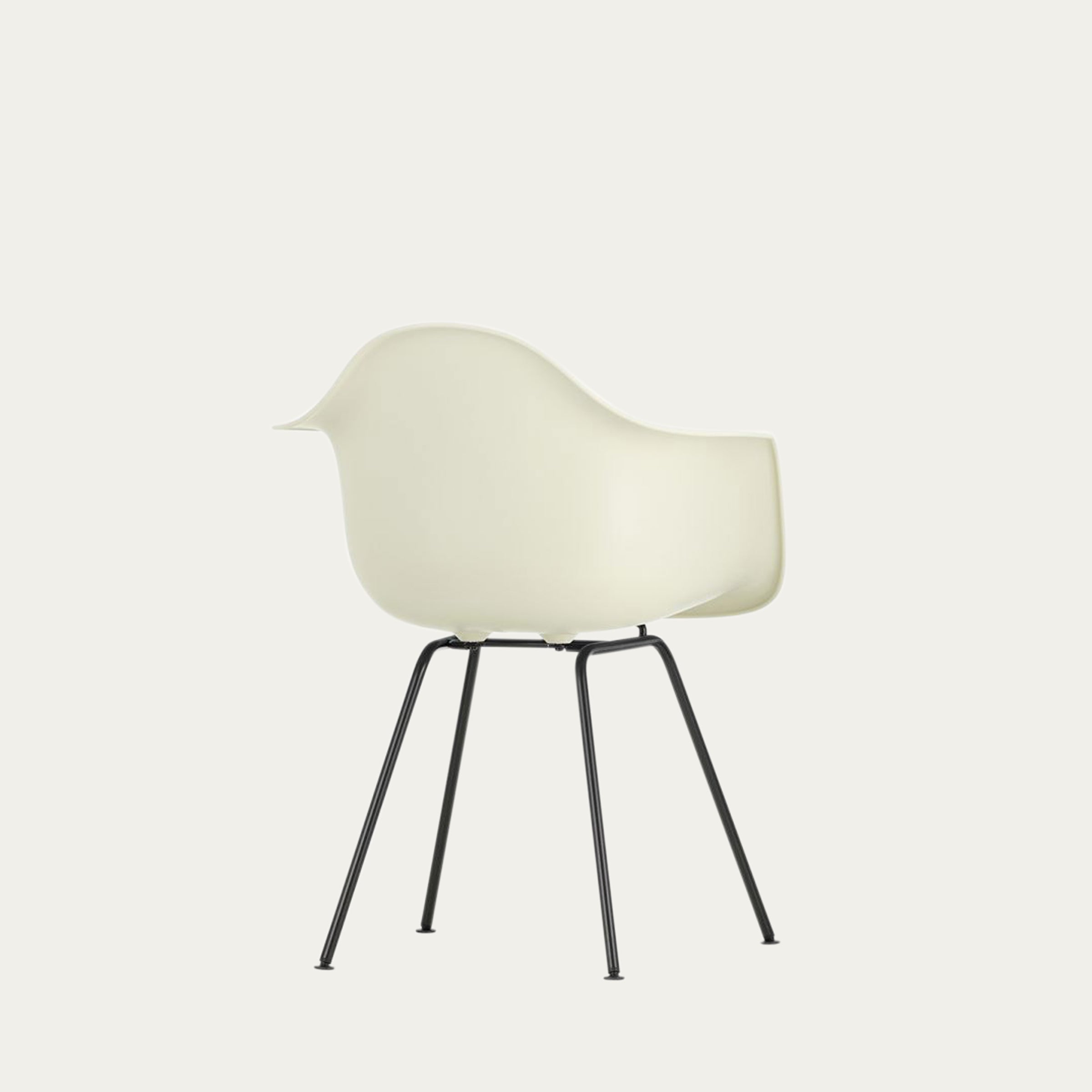 DAX Armlehnstuhl von Charles & Ray Eames mit cremefarbener Sitzschale und schwarzem Metallgestell, zeitloses Mid-Century-Design