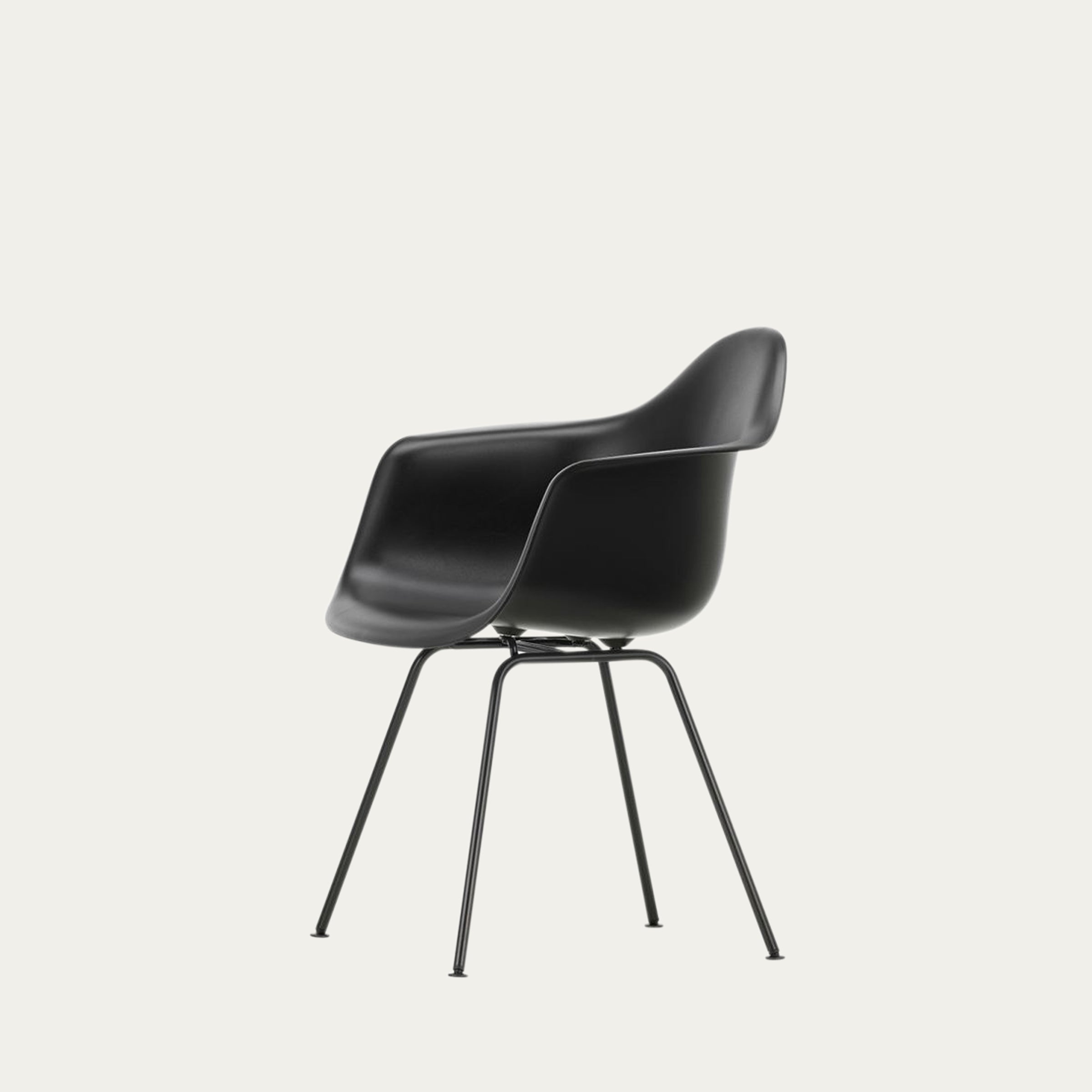 Schwarzer DAX Armlehnstuhl von Charles & Ray Eames mit ergonomisch geformter Sitzschale und stabilem Vierbeingestell aus Metall