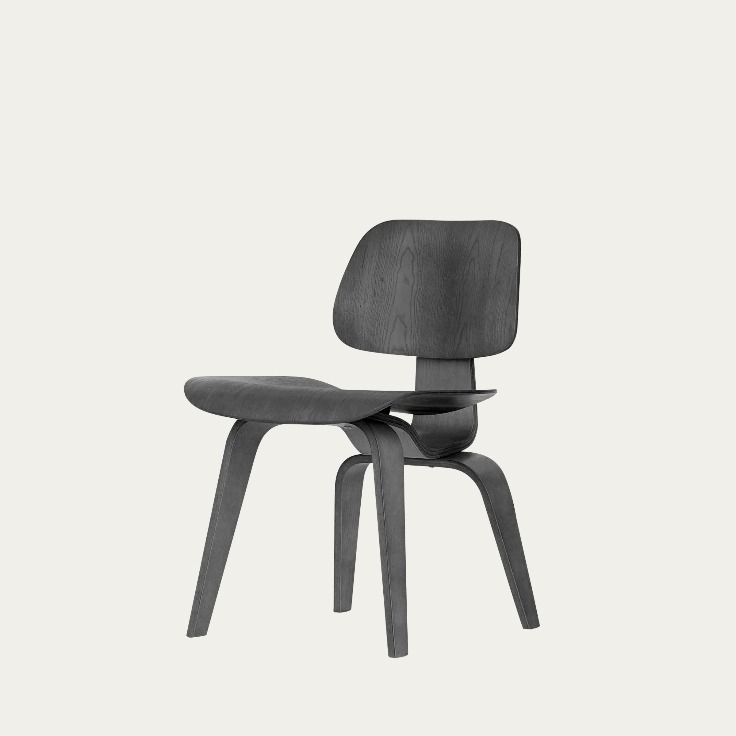 Schwarzer DCW Stuhl von Charles & Ray Eames aus geformtem Holz mit markanter Maserung und moderner Anmutung