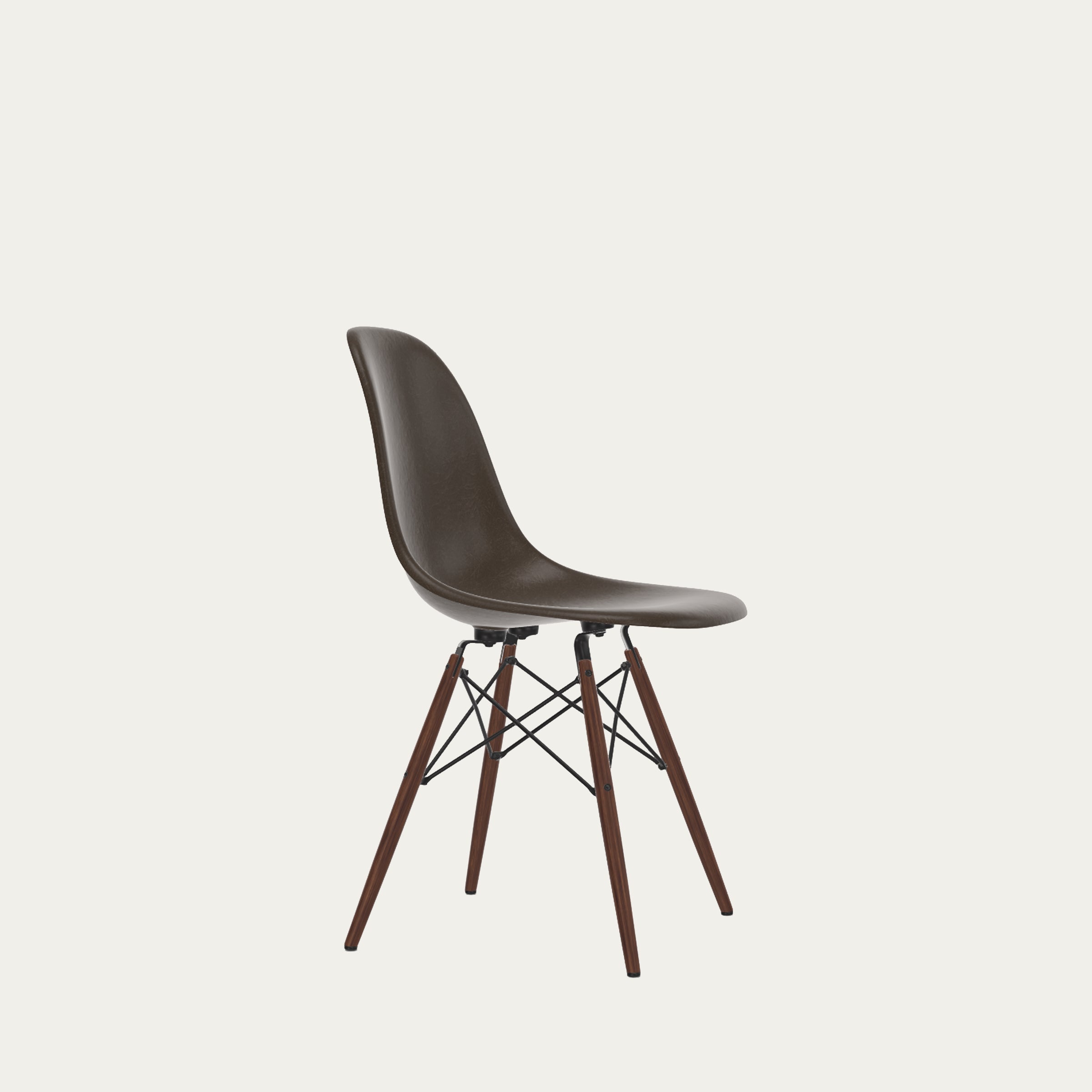 Ikonischer DSW Stuhl von Charles & Ray Eames mit brauner Sitzschale, ergonomischer Form und klassischem Holzuntergestell im Bauhaus-inspirierten Stil