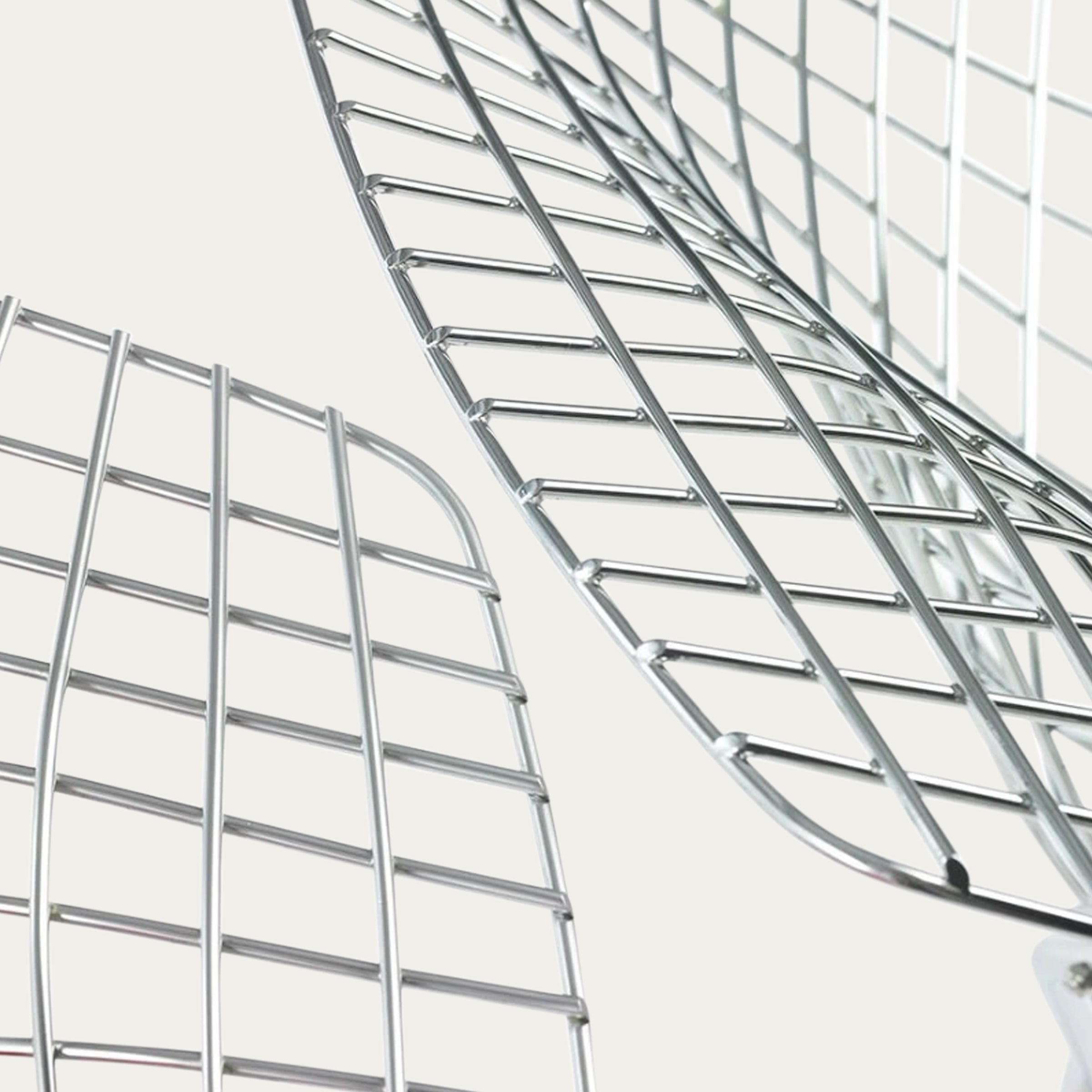 Nahaufnahme der gebogenen, glänzend verchromten Drahtgitterstruktur des Diamond Chairs