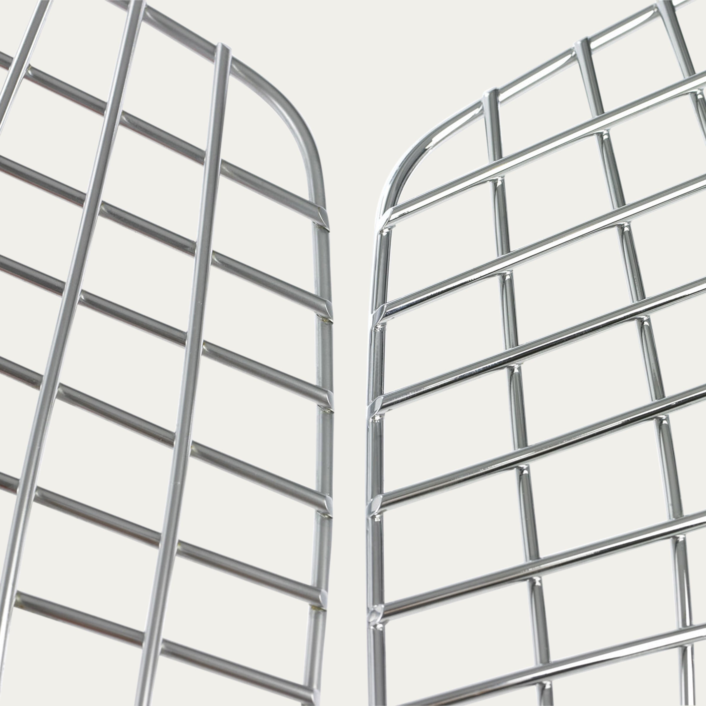 Nahaufnahme der geschwungenen, verchromten Drahtgitterformen des Diamond Chairs von Harry Bertoia