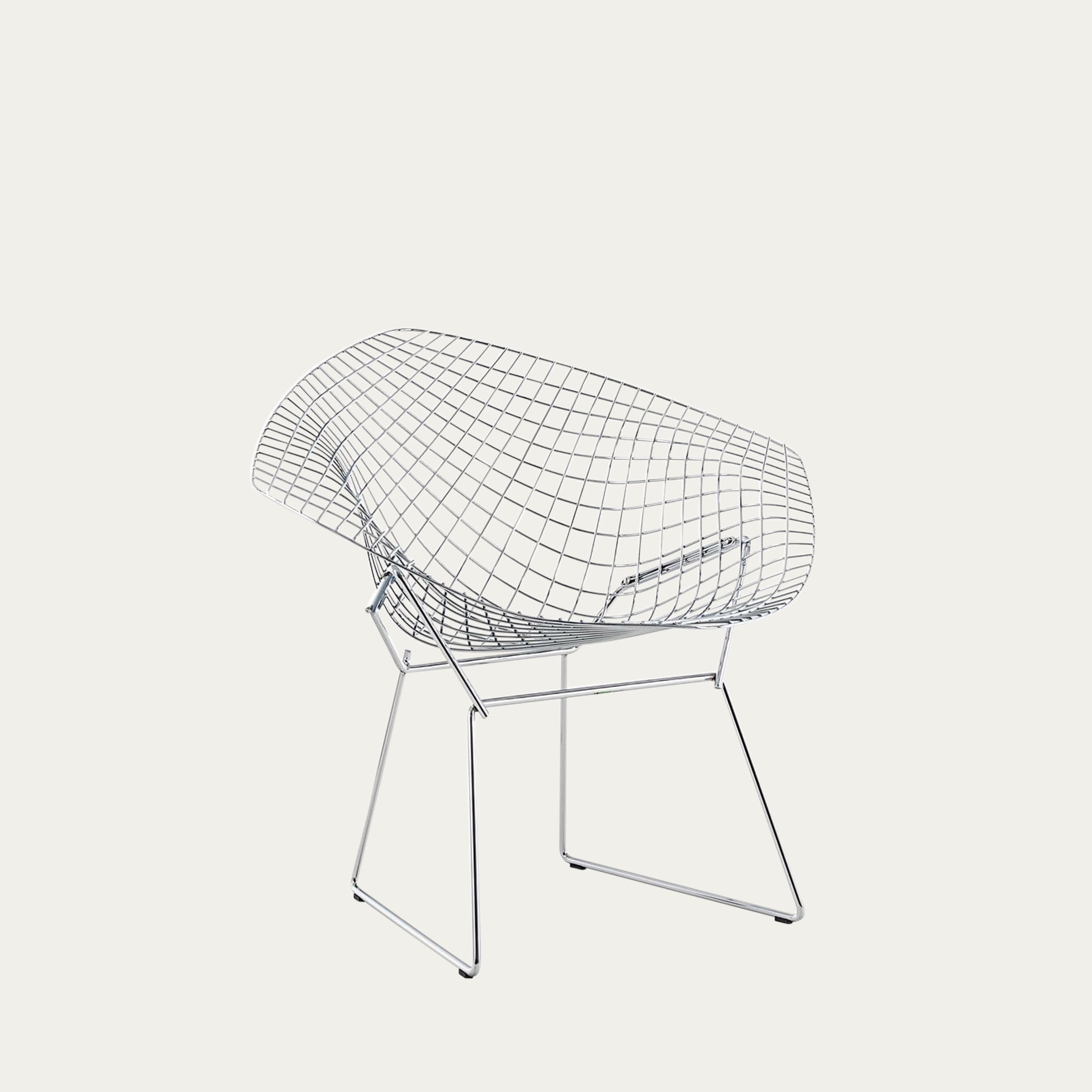 Schrägansicht des vollständig verchromten Diamond Chairs ohne Polste