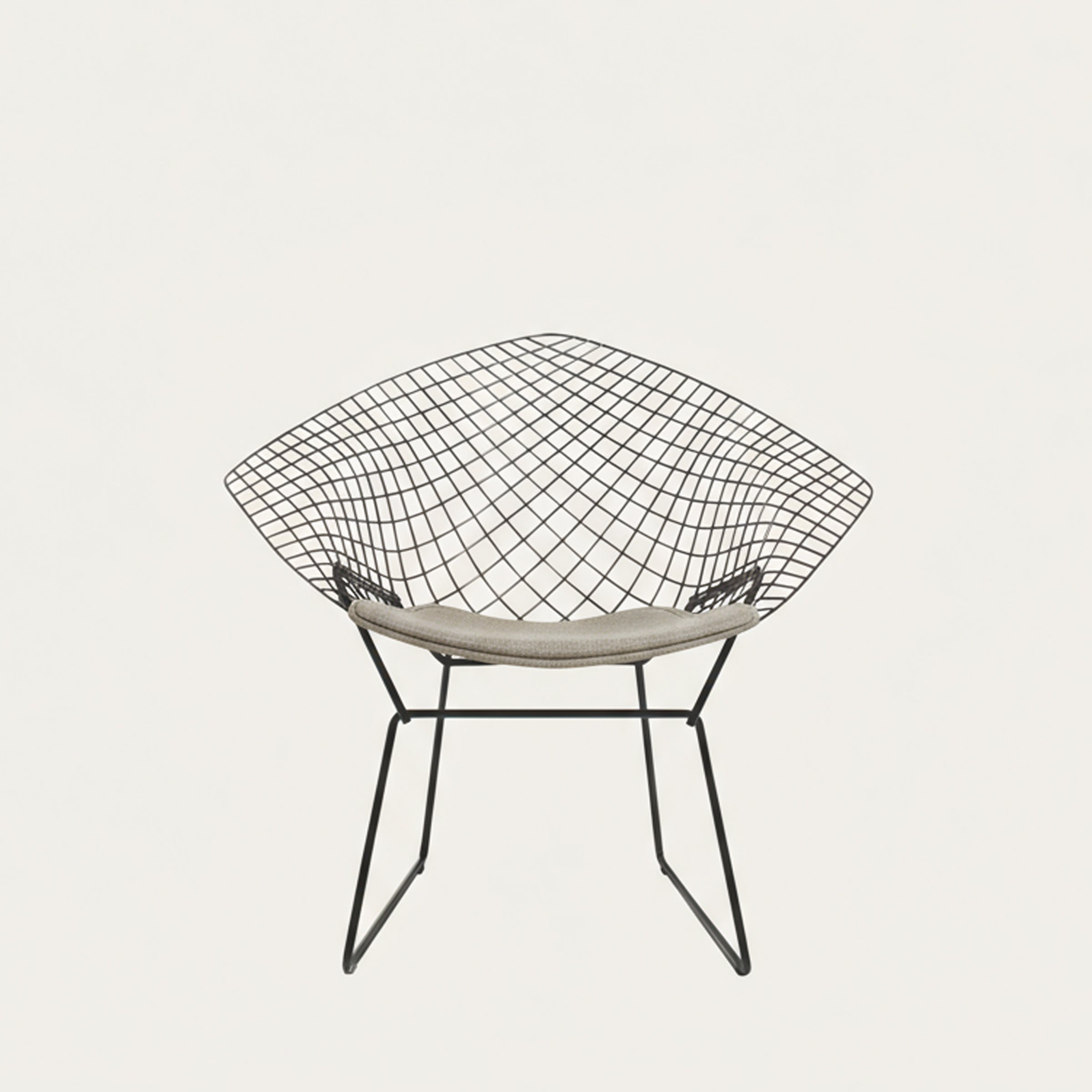 Frontalansicht des Diamond Chairs mit schwarzem Drahtgitterrahmen und hellgrauem Sitzpolster
