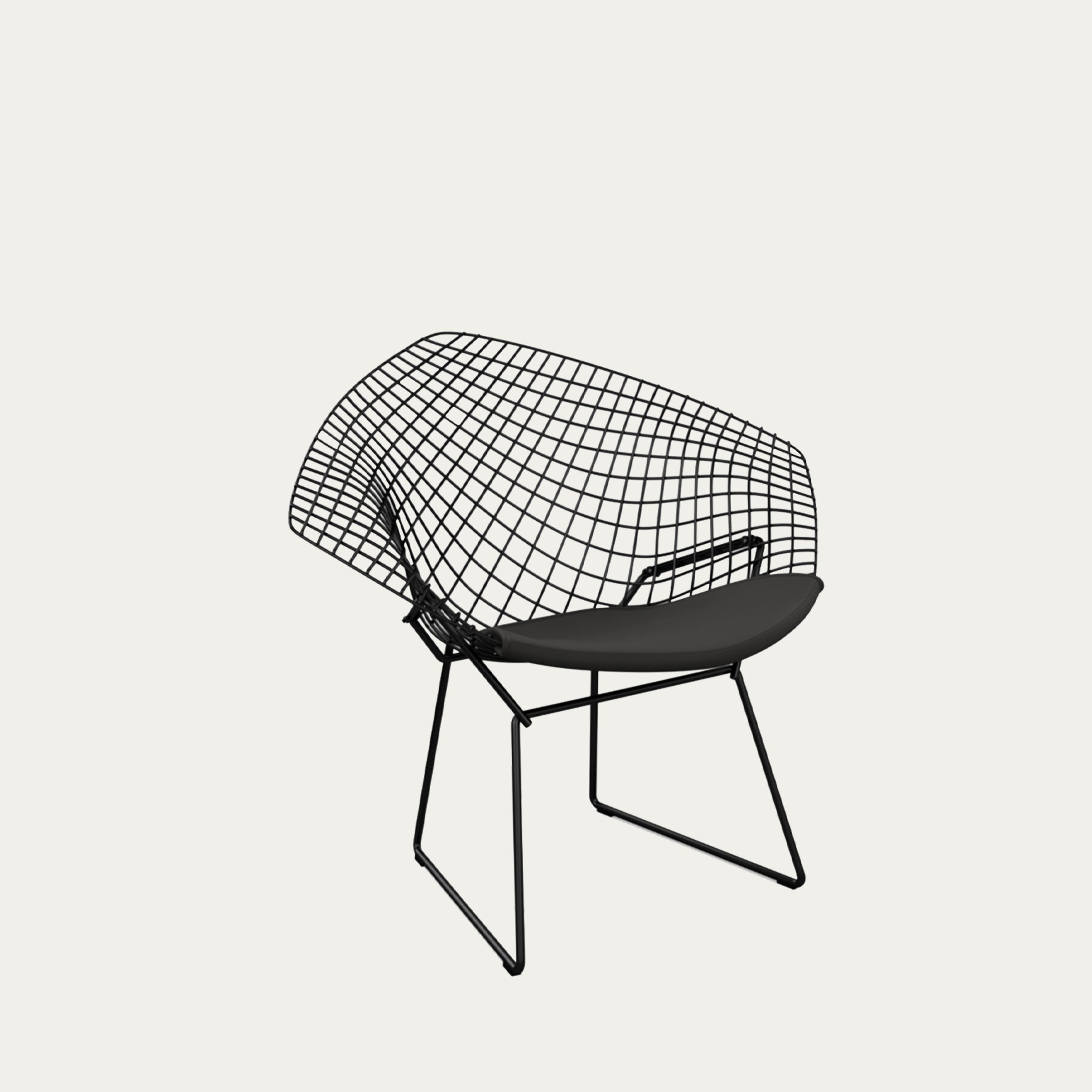 Diamond Chair von Harry Bertoia mit schwarzem Drahtgestell und schwarzem Sitzkissen, seitliche Ansicht