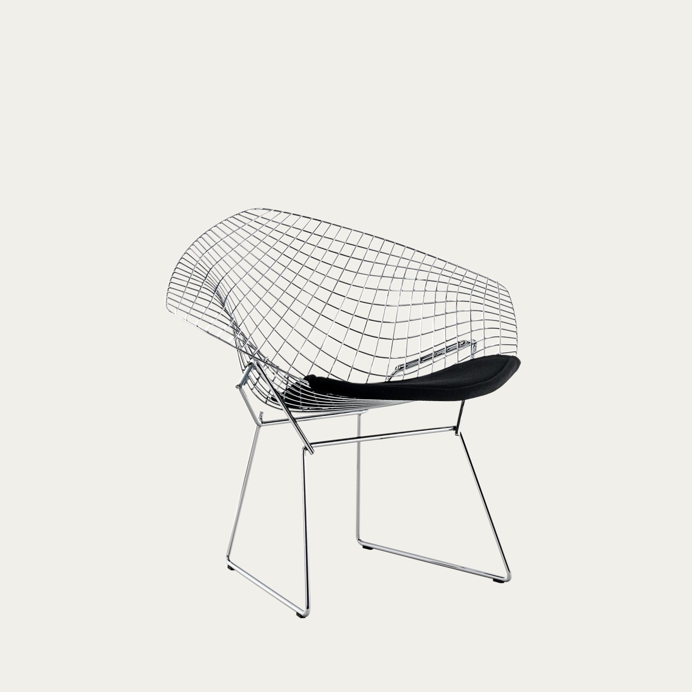 Detailansicht des Diamond Chairs von Harry Bertoia mit verchromtem Drahtgestell und schwarzem Sitzkissen