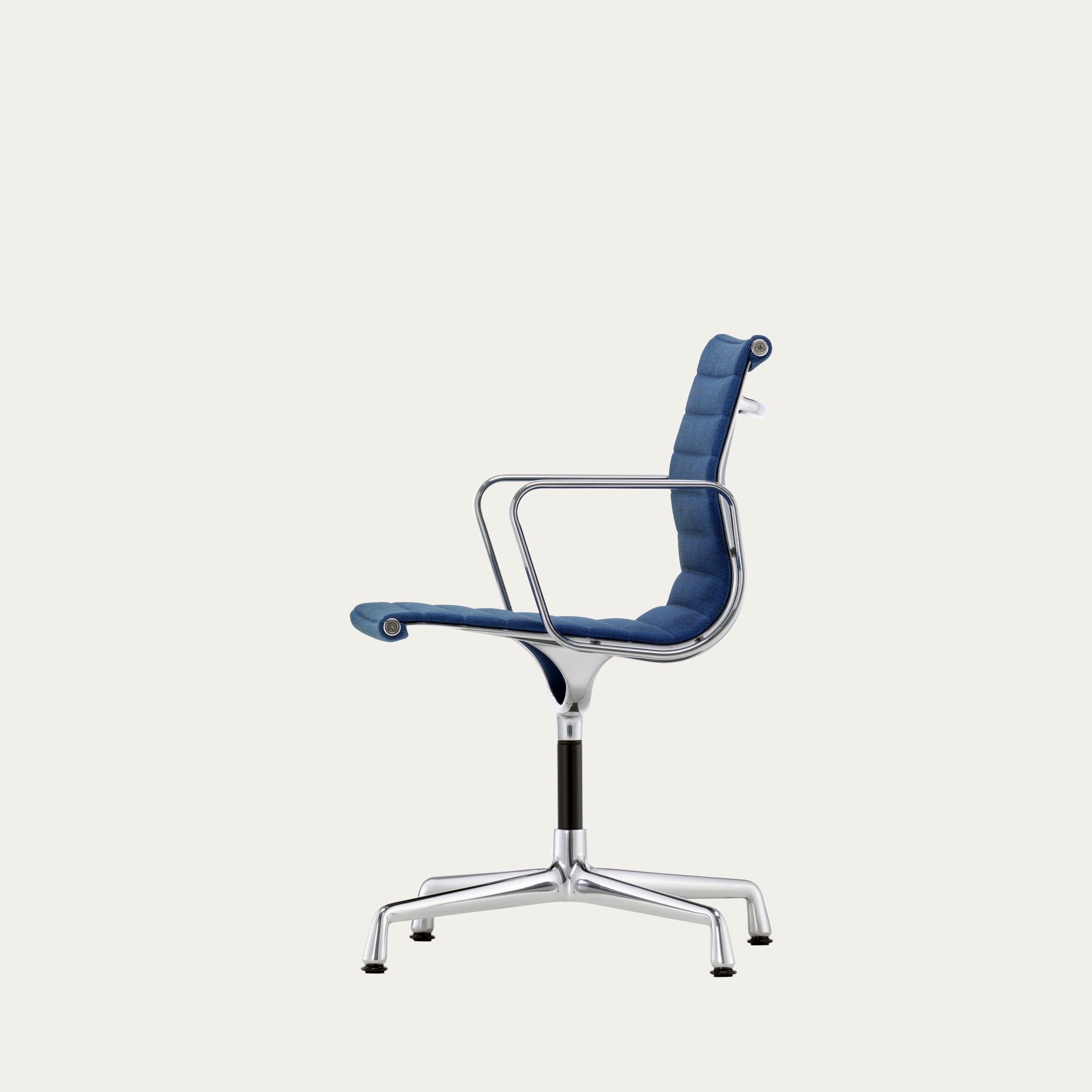 Seitliche Ansicht des EA 101 Aluminium Chairs von Charles & Ray Eames mit polierter Aluminiumstruktur und blauer Polsterung
