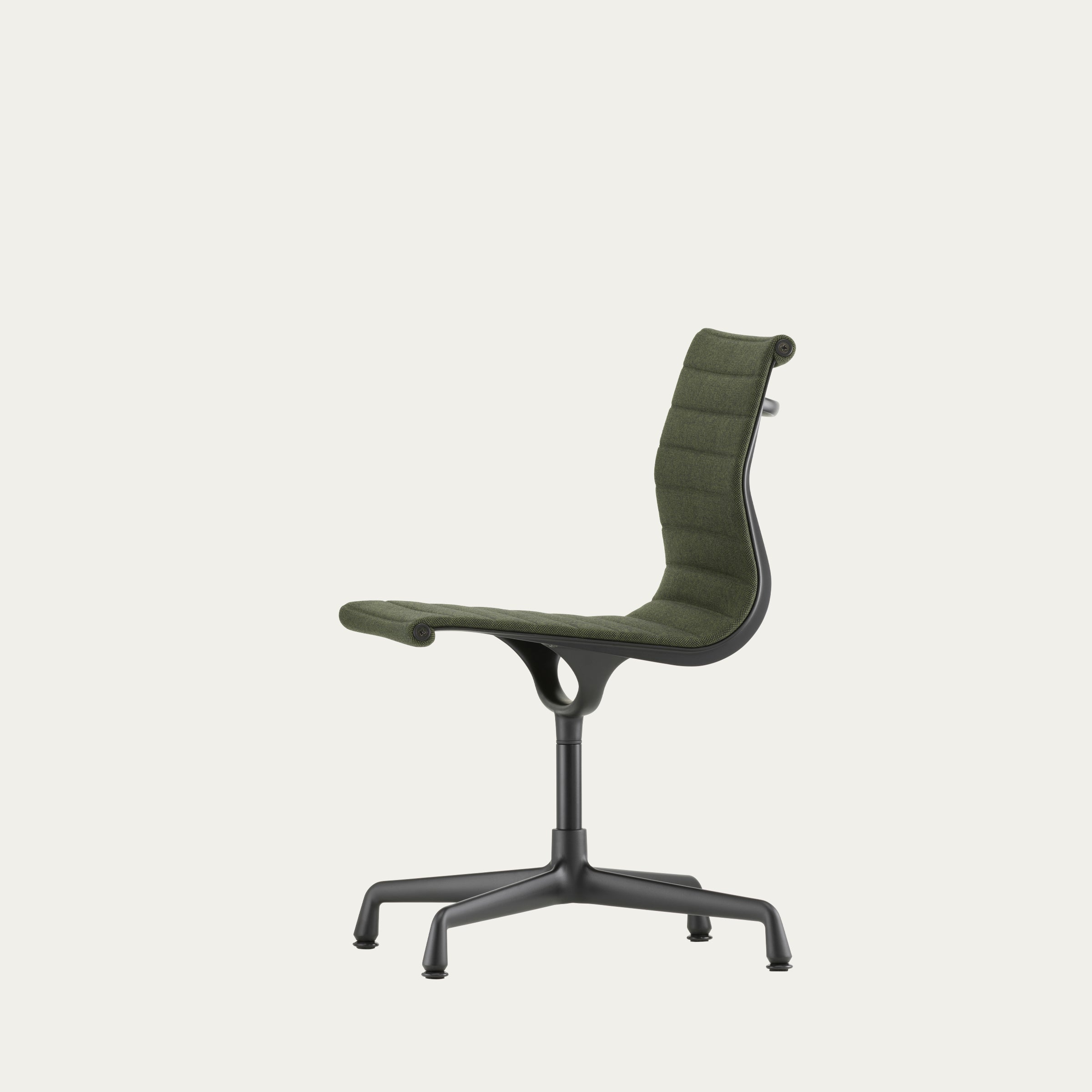 Seitenansicht des EA 101 Aluminium Chairs von Charles & Ray Eames mit schwarzem Gestell und grüner Polsterung