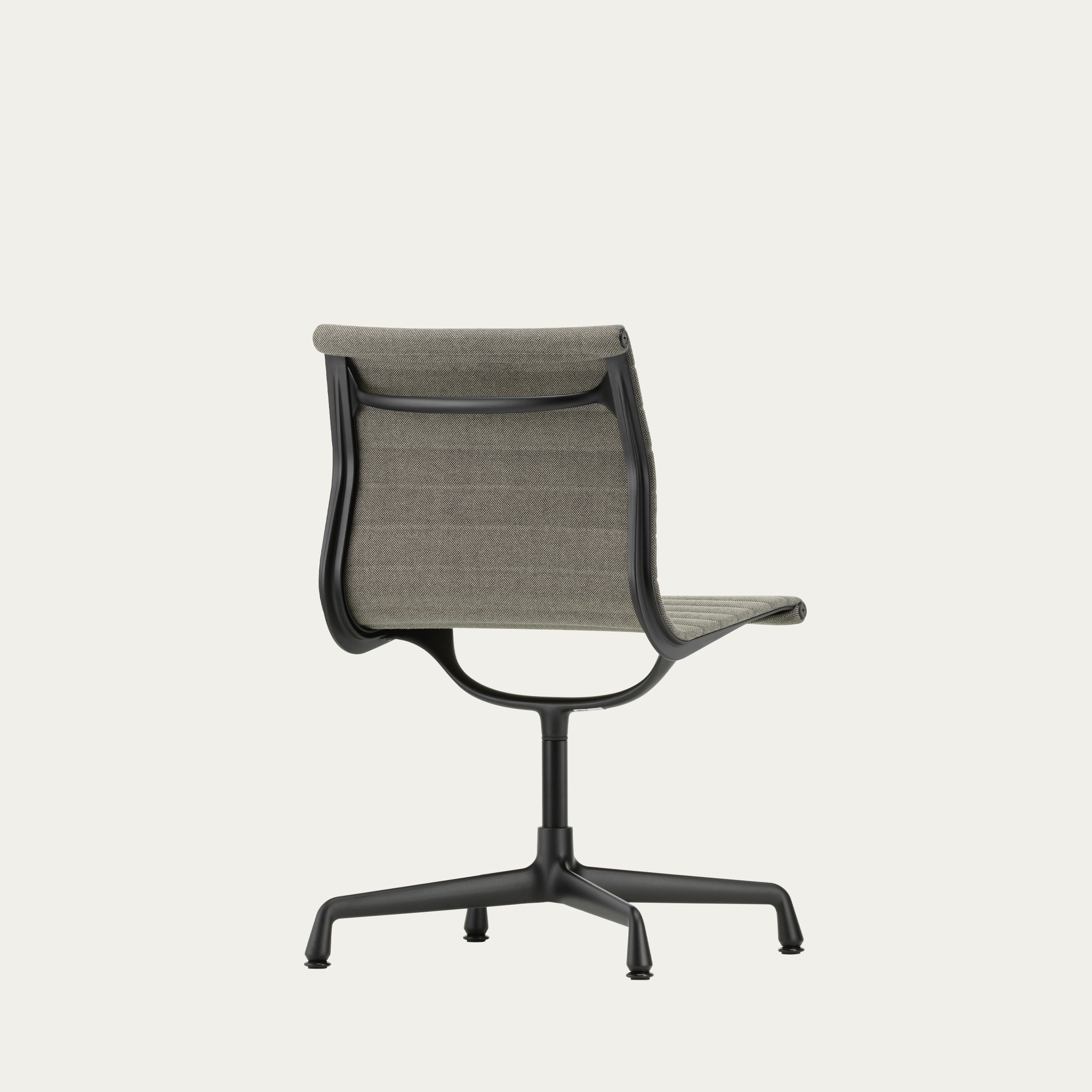 Rückansicht des EA 103 Aluminium Bürostuhls von Charles & Ray Eames mit Aluminiumgestell und textiler Bespannung