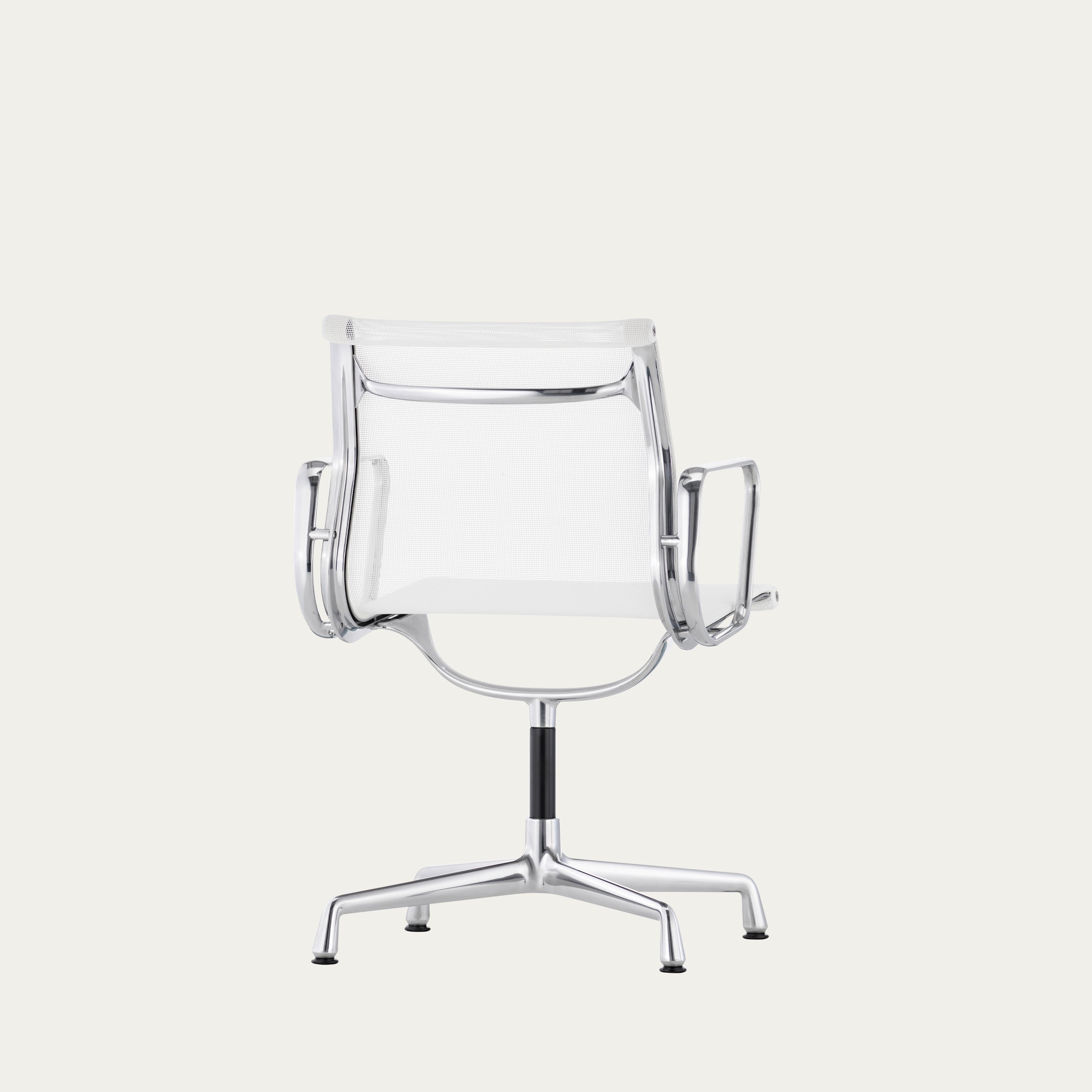 Rückansicht des EA 103 Aluminium Bürostuhls von Charles & Ray Eames mit Aluminiumrahmen und Netzbespannung für modernes Arbeiten