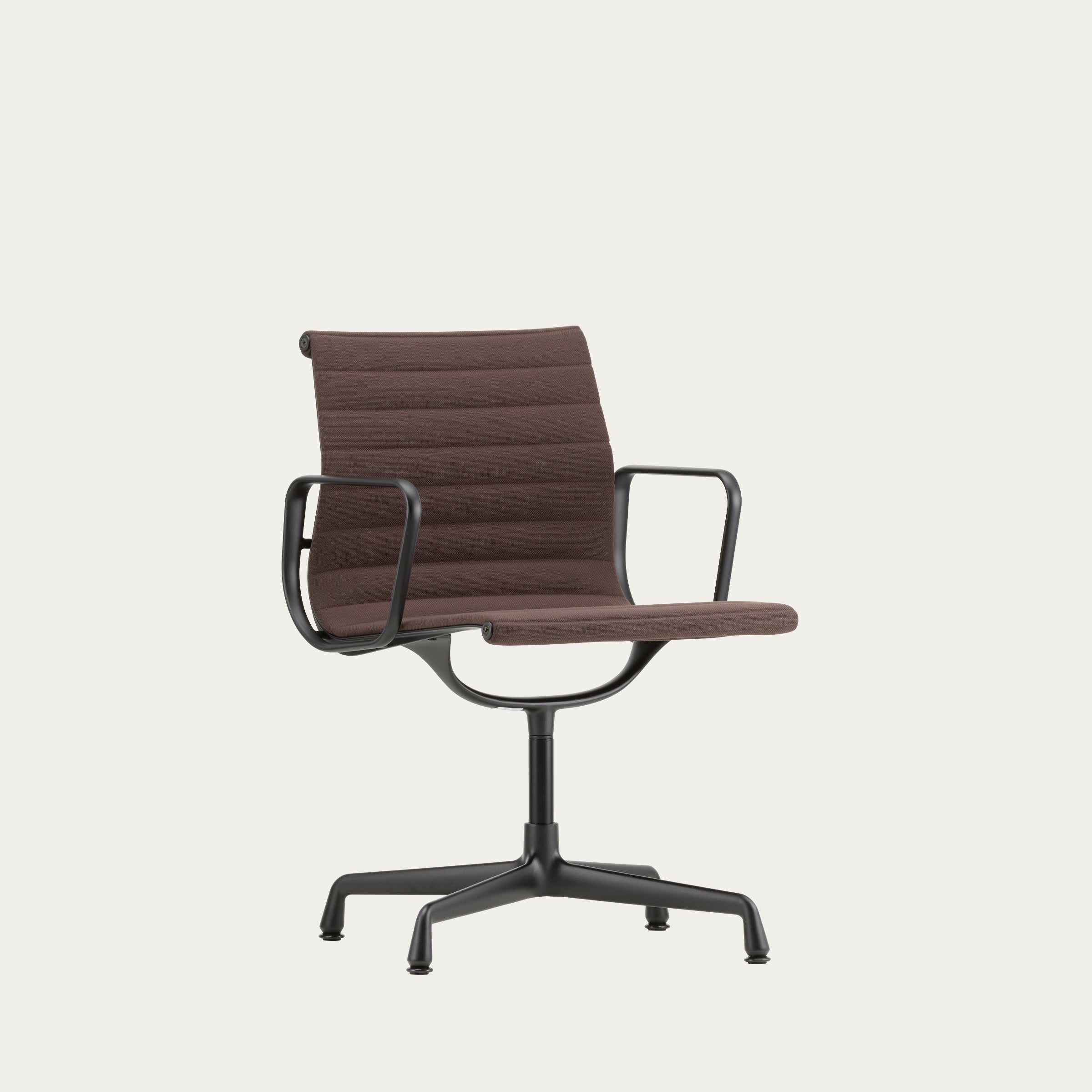 Schrägansicht des EA 103 Aluminium Chairs von Charles & Ray Eames mit Armlehnen und ergonomischer Sitzfläche