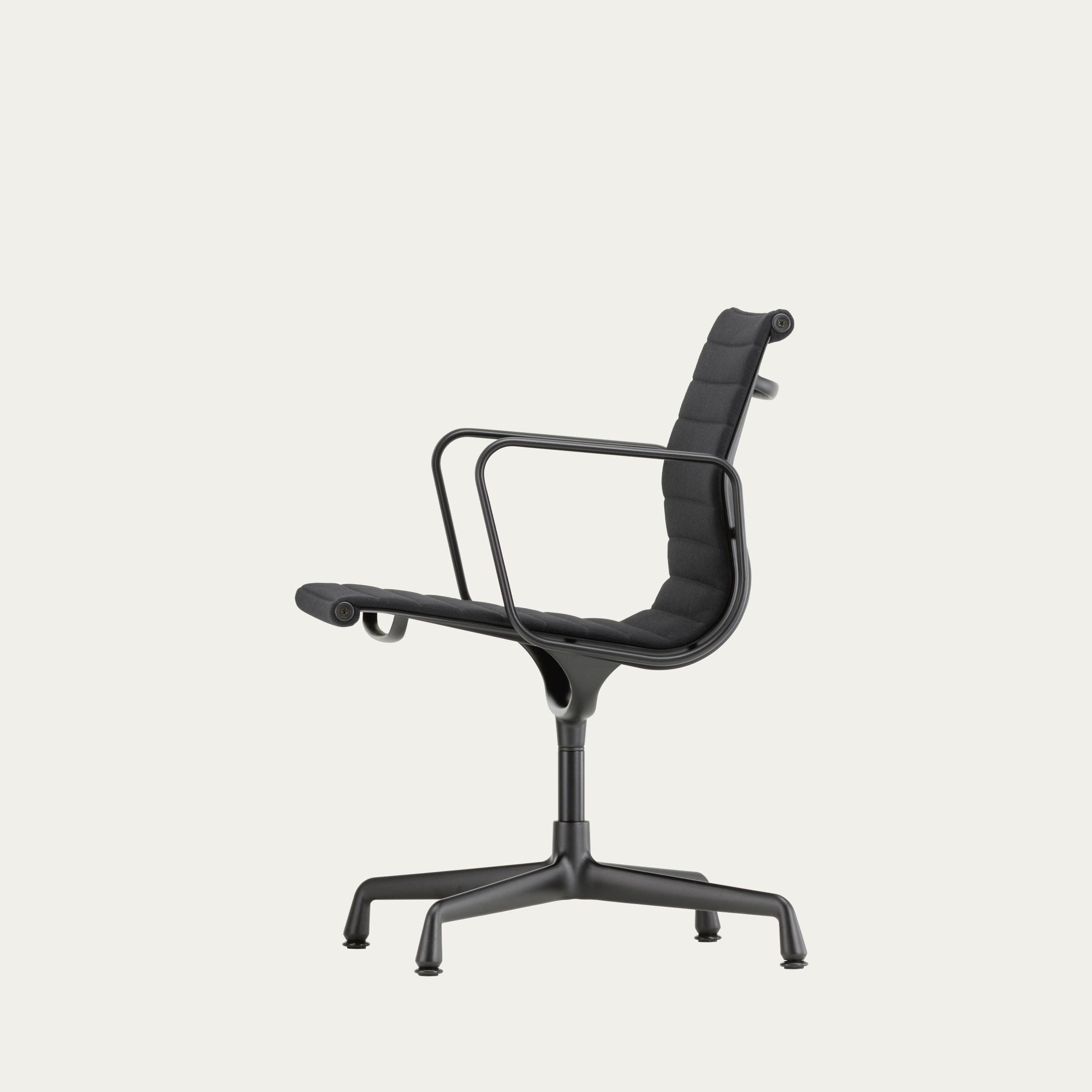 Seitenansicht des EA 105 Aluminium Chairs von Charles & Ray Eames mit schwarzem Aluminiumgestell und Stoffpolster