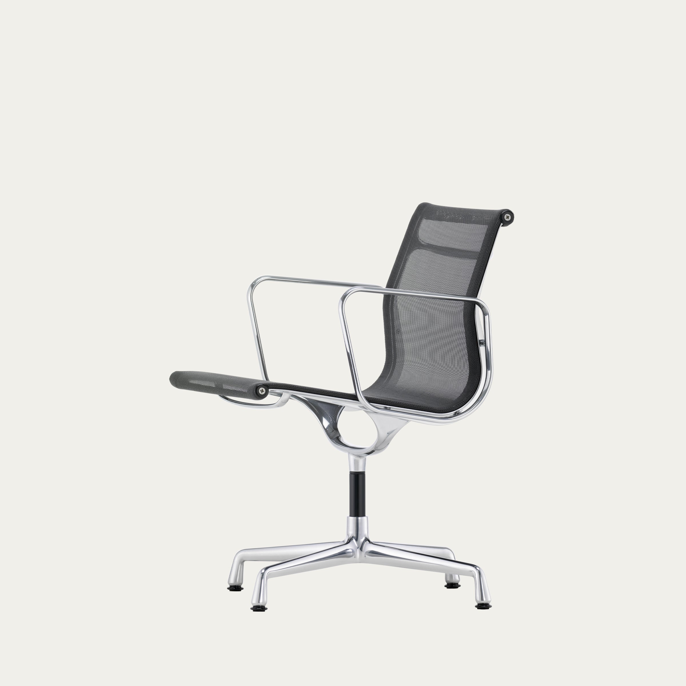Front-Seitenansicht des EA 107 Aluminium Bürostuhls von Charles & Ray Eames mit klarer Linienführung und Netzrücken
