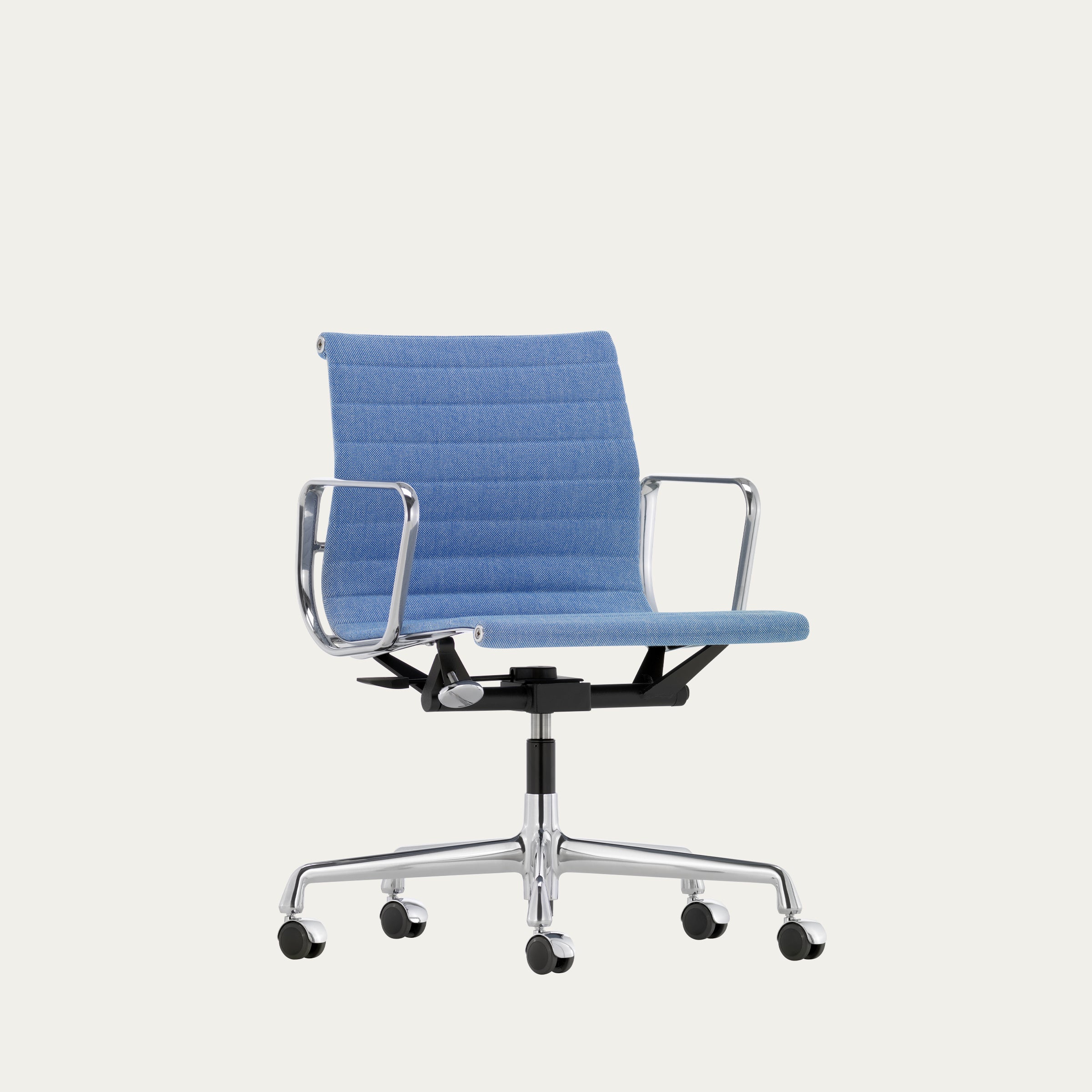 Rückansicht des EA 117 Aluminium Chairs von Charles & Ray Eames mit hoher Rückenlehne und verchromtem Rahmen