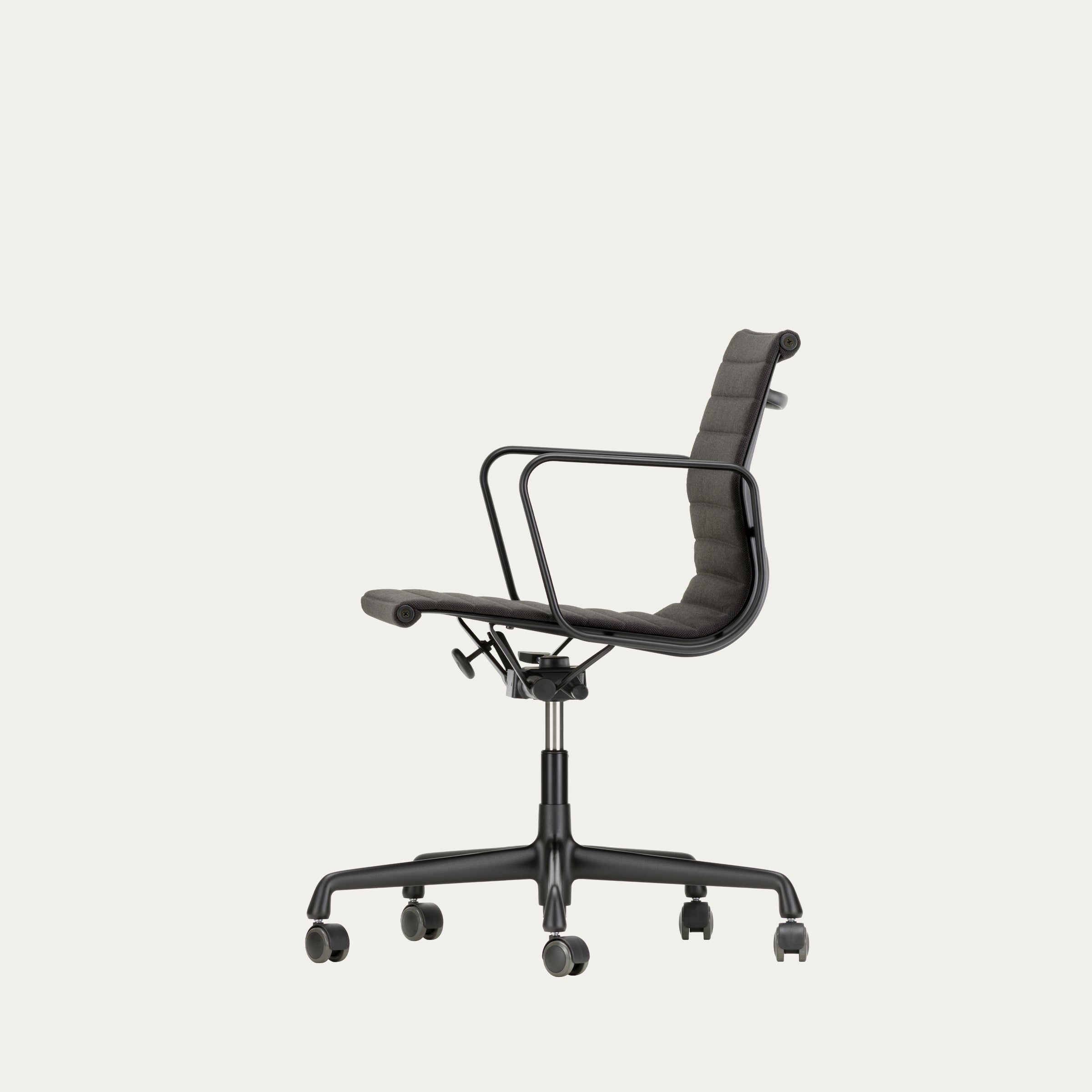 Seitenansicht eines EA 117–119 Aluminium Bürostuhls von Charles & Ray Eames mit horizontaler Polsterung und ergonomischer Neigung