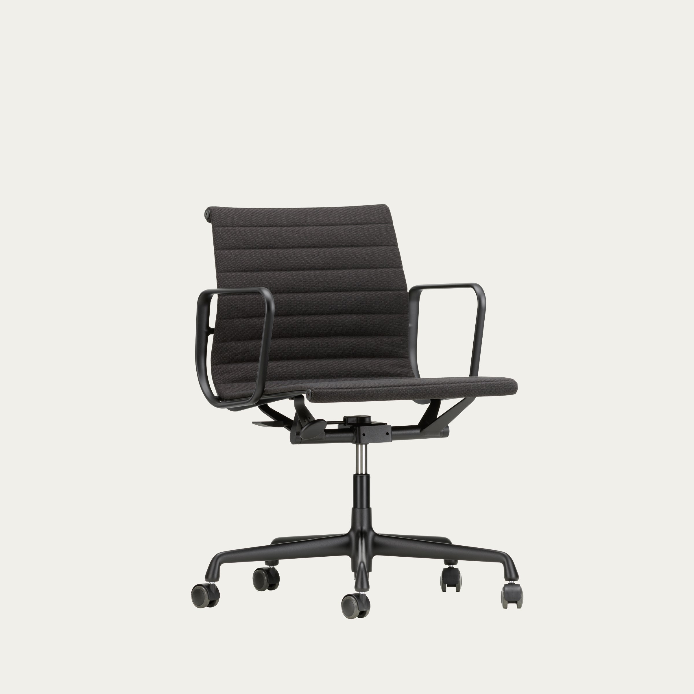 Schrägansicht eines EA 117–119 Aluminium Chairs von Charles & Ray Eames mit Stoffpolster, Rollenfuß und Armlehnen