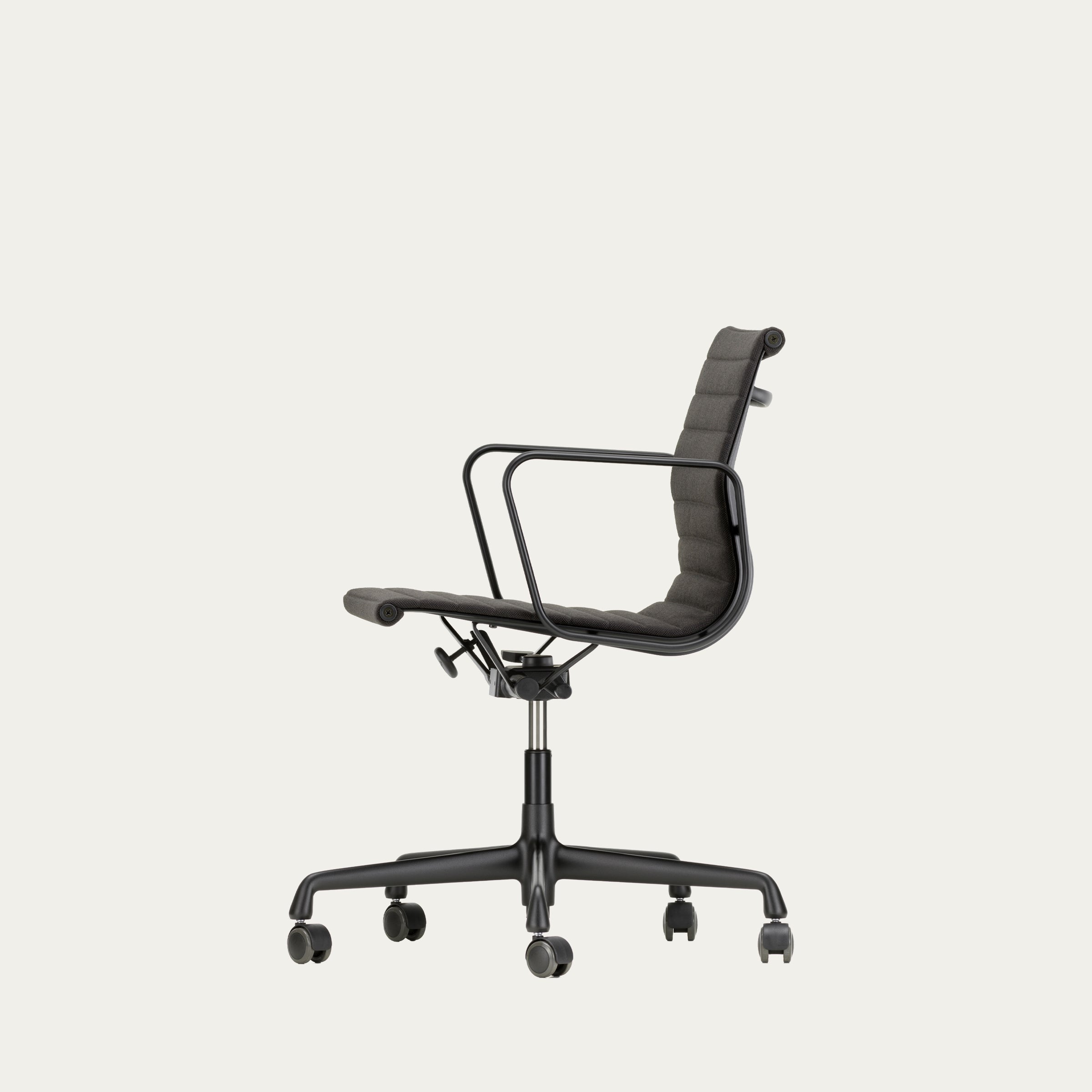 Seitenansicht eines EA 117–119 Aluminium Bürostuhls von Charles & Ray Eames mit horizontaler Polsterung und ergonomischer Neigung