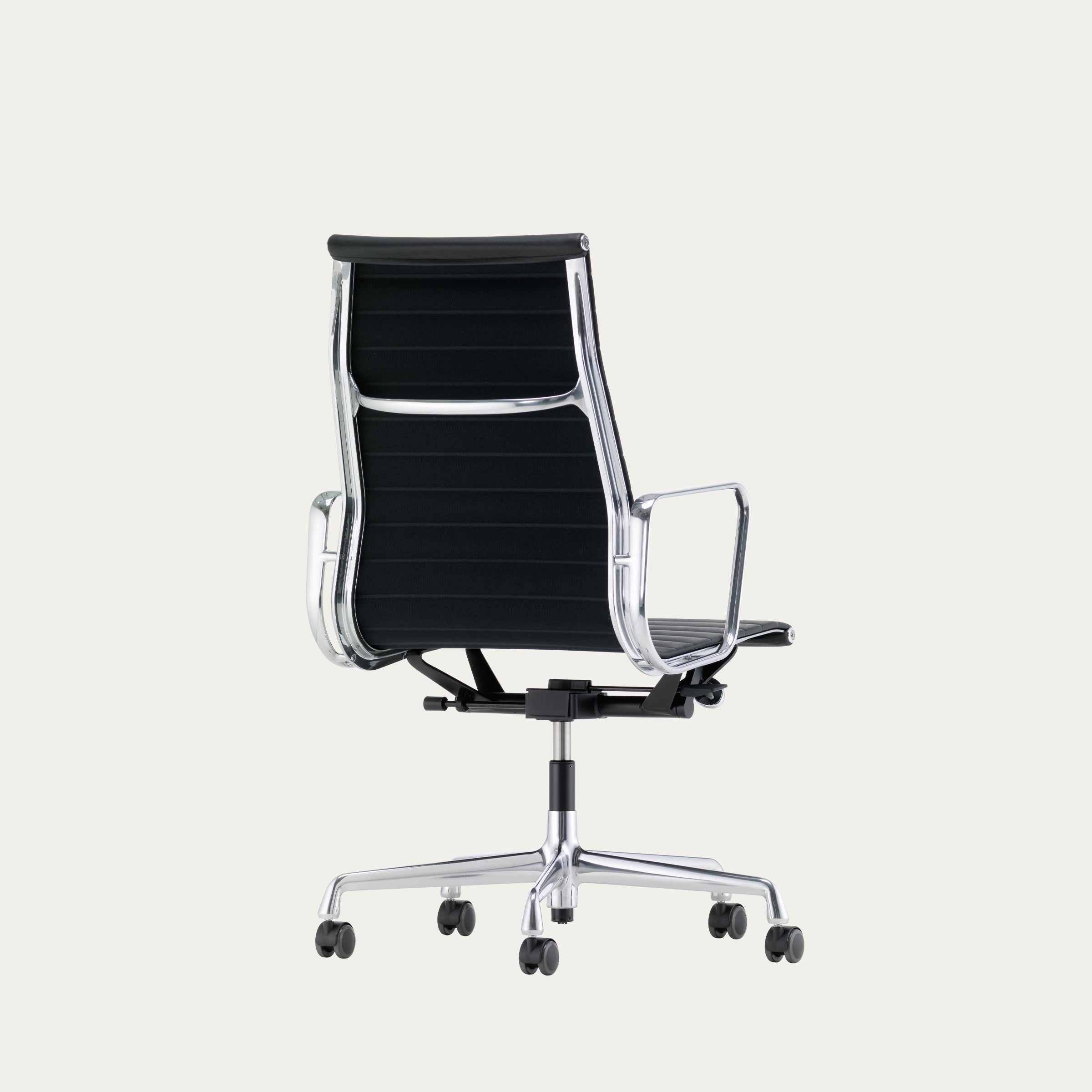 Rückansicht des EA 119 Aluminium Bürostuhls von Charles & Ray Eames mit hoher Rückenlehne und Aluminiumrahmen