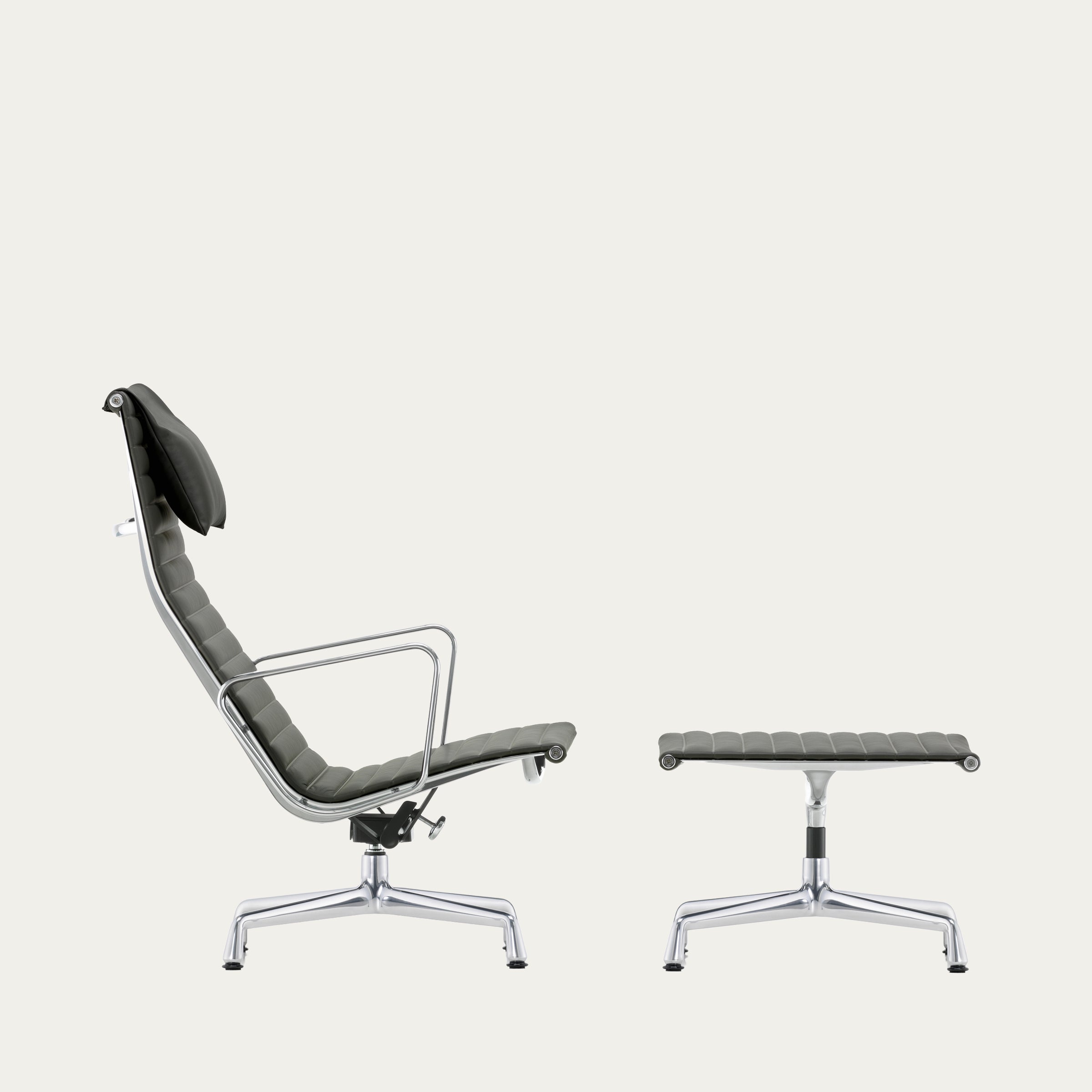 Seitenansicht des EA 124 Aluminium Lounge Chairs von Charles & Ray Eames mit passendem EA 125 Ottoman, gepolsterter Sitzfläche und poliertem Aluminiumgestell