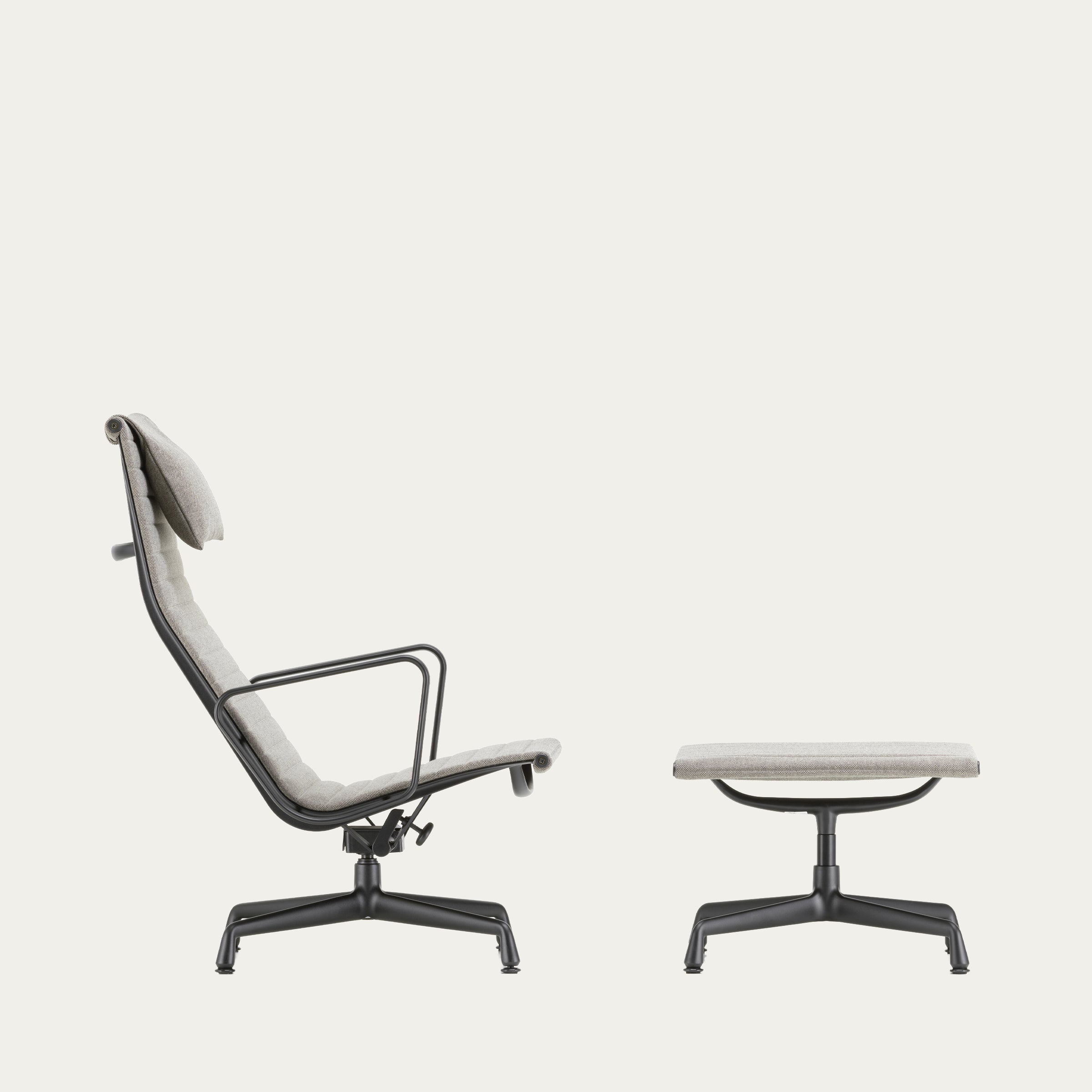 Seitenansicht des EA 124 Lounge Chairs von Charles & Ray Eames mit EA 125 Ottoman, Stoffpolsterung und schwarzem Aluminiumgestell