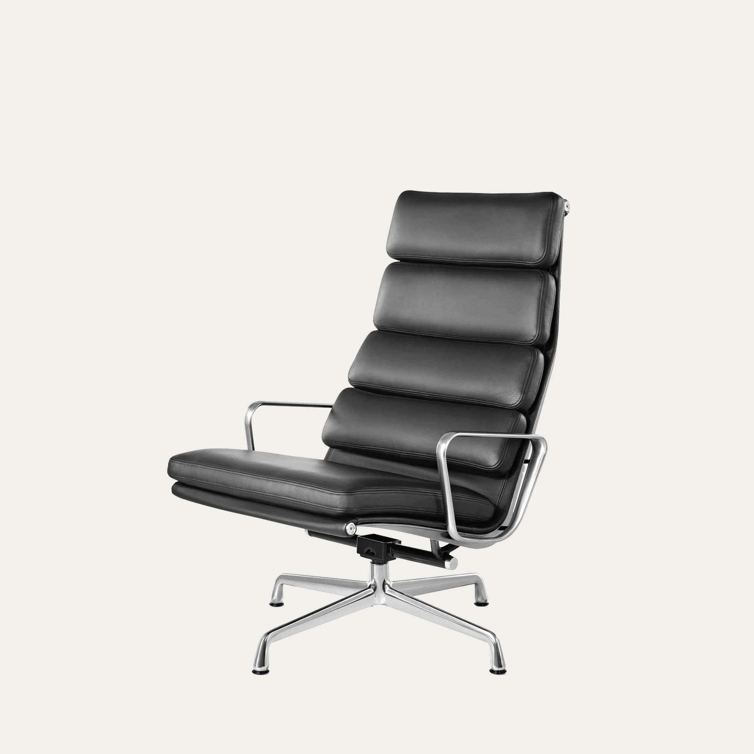 Frontansicht des EA 222 Soft Pad Lounge Chairs von Charles & Ray Eames mit schwarzer Lederpolsterung und verchromtem Aluminiumgestell