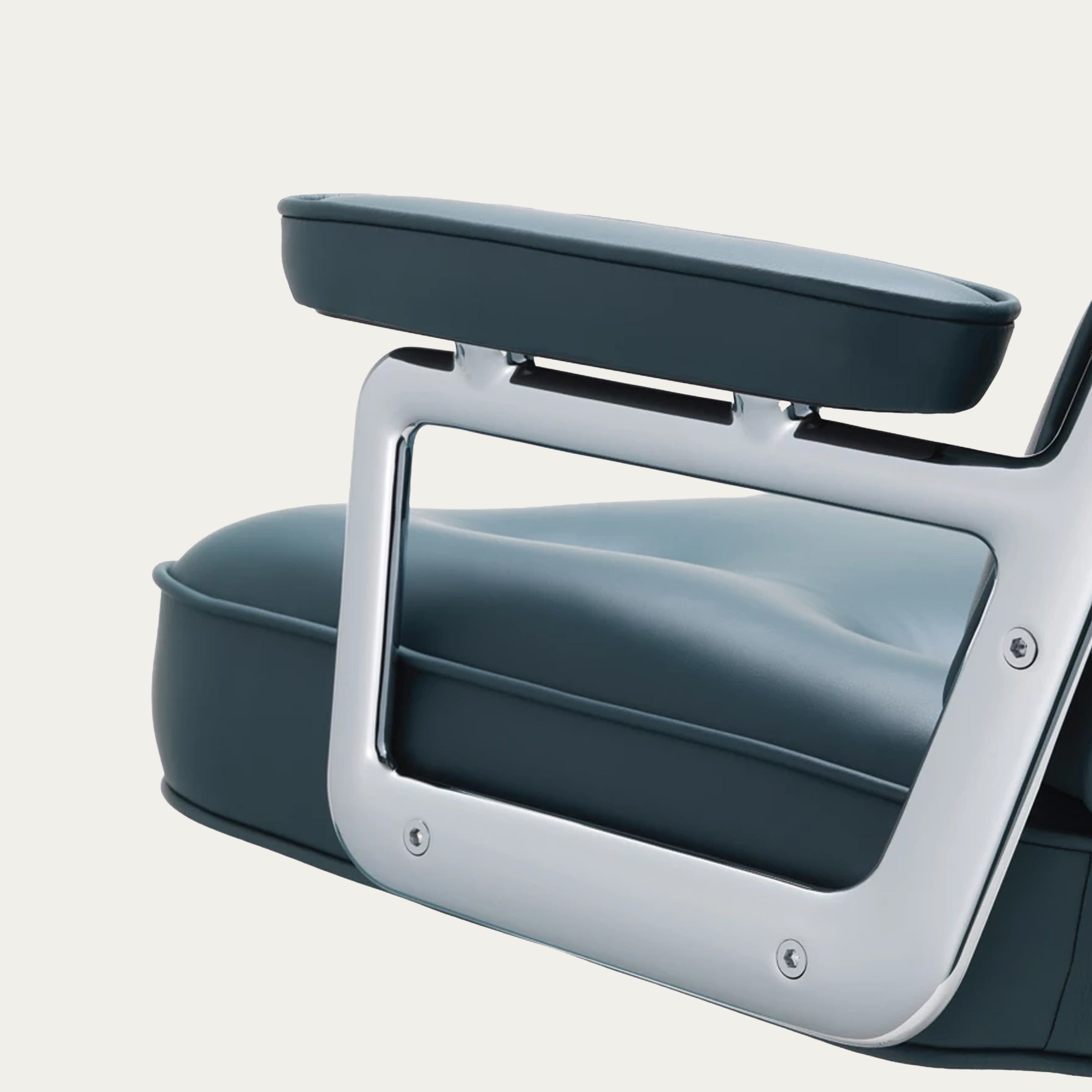 Detailaufnahme der Armlehne des ES 108 Soft Pad Chairs von Charles & Ray Eames mit Lederpolsterung, sichtbaren Verschraubungen und präzise verarbeitetem Aluminiumrahmen