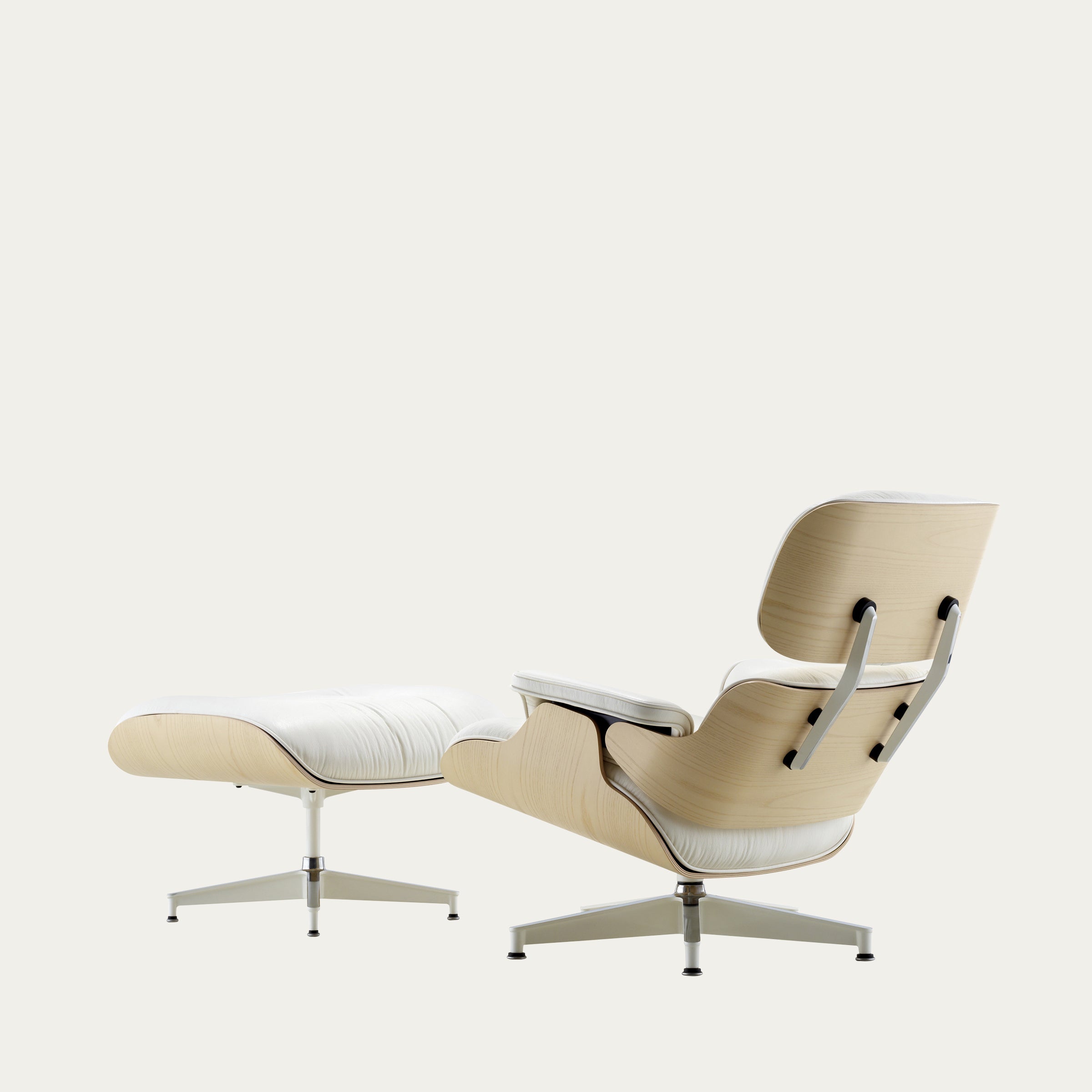 Rückansicht des Eames Lounge Chair und Ottoman von Charles & Ray Eames in heller Holz- und Leder-Ausführung
