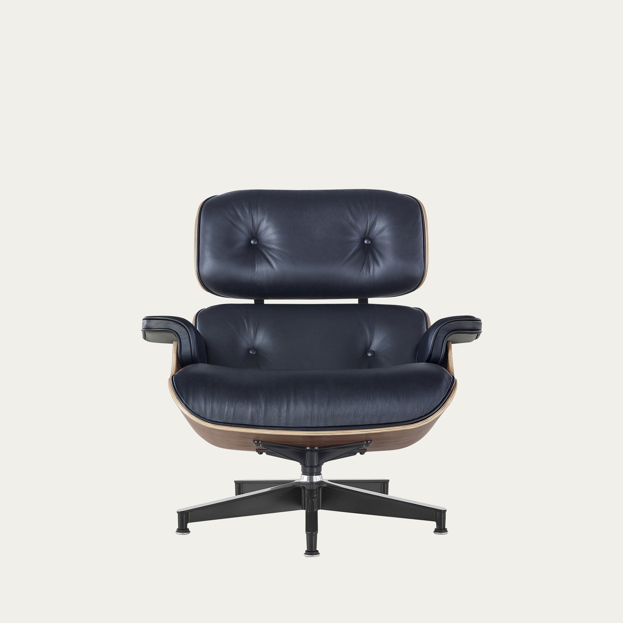 Frontansicht des originalen Eames Lounge Chair von Charles & Ray Eames aus schwarzem Leder mit geformter Nussbaumholz-Schale