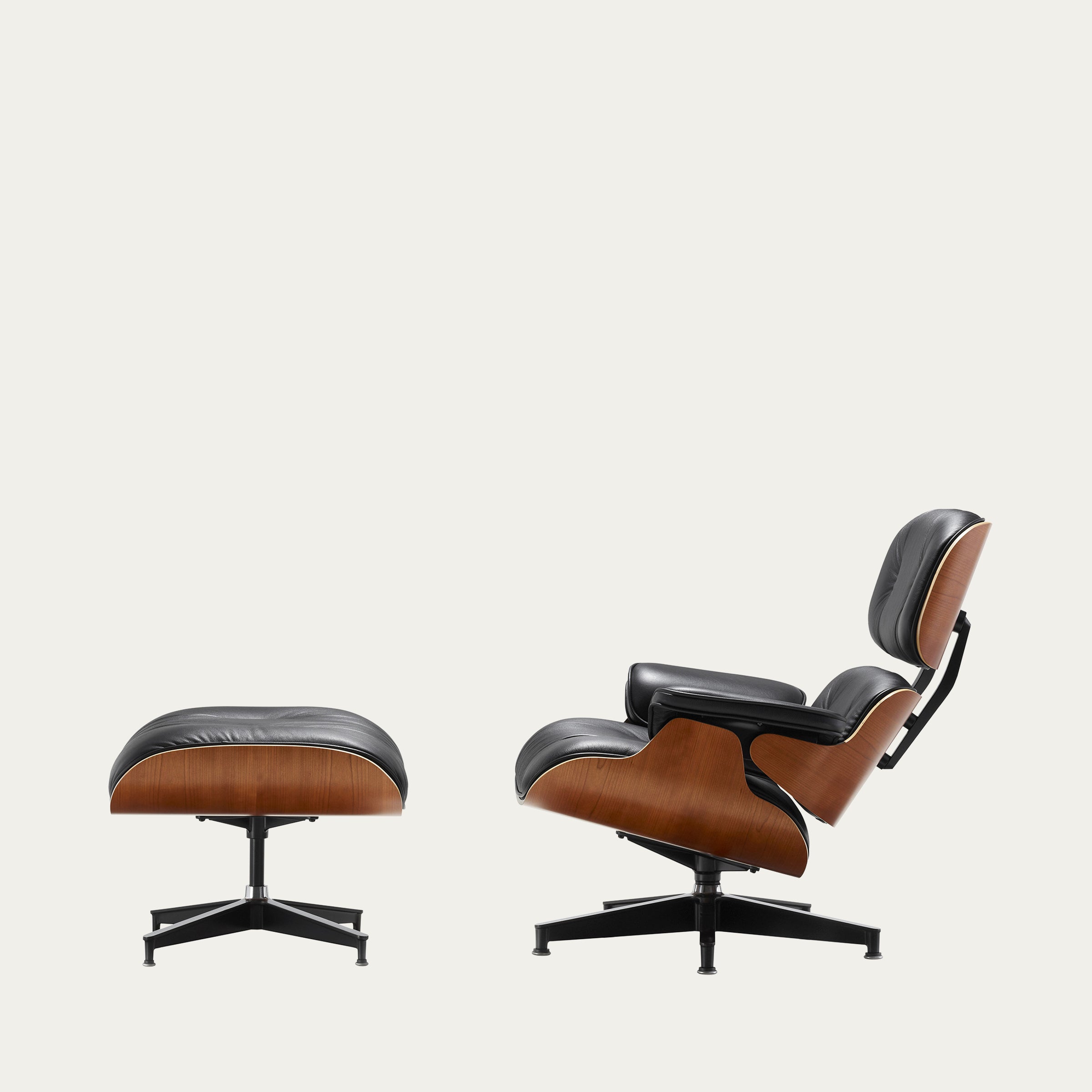 Set aus Eames Lounge Chair und Ottoman von Charles & Ray Eames in schwarzem Leder mit dunkler Holz-Schale