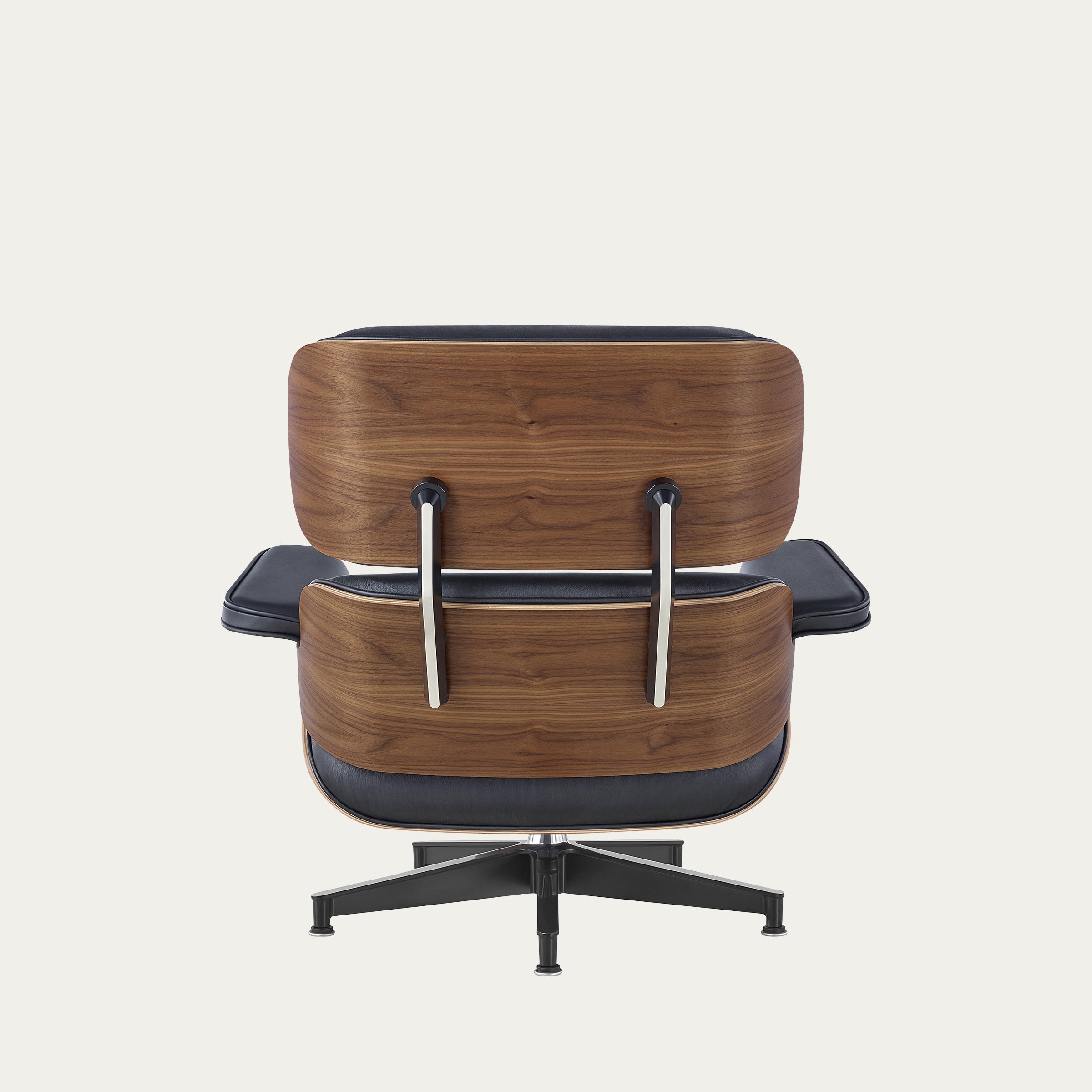 Rückansicht des Eames Lounge Chair von Charles & Ray Eames mit charakteristischer Nussbaum-Schale und Aluminiumgestell