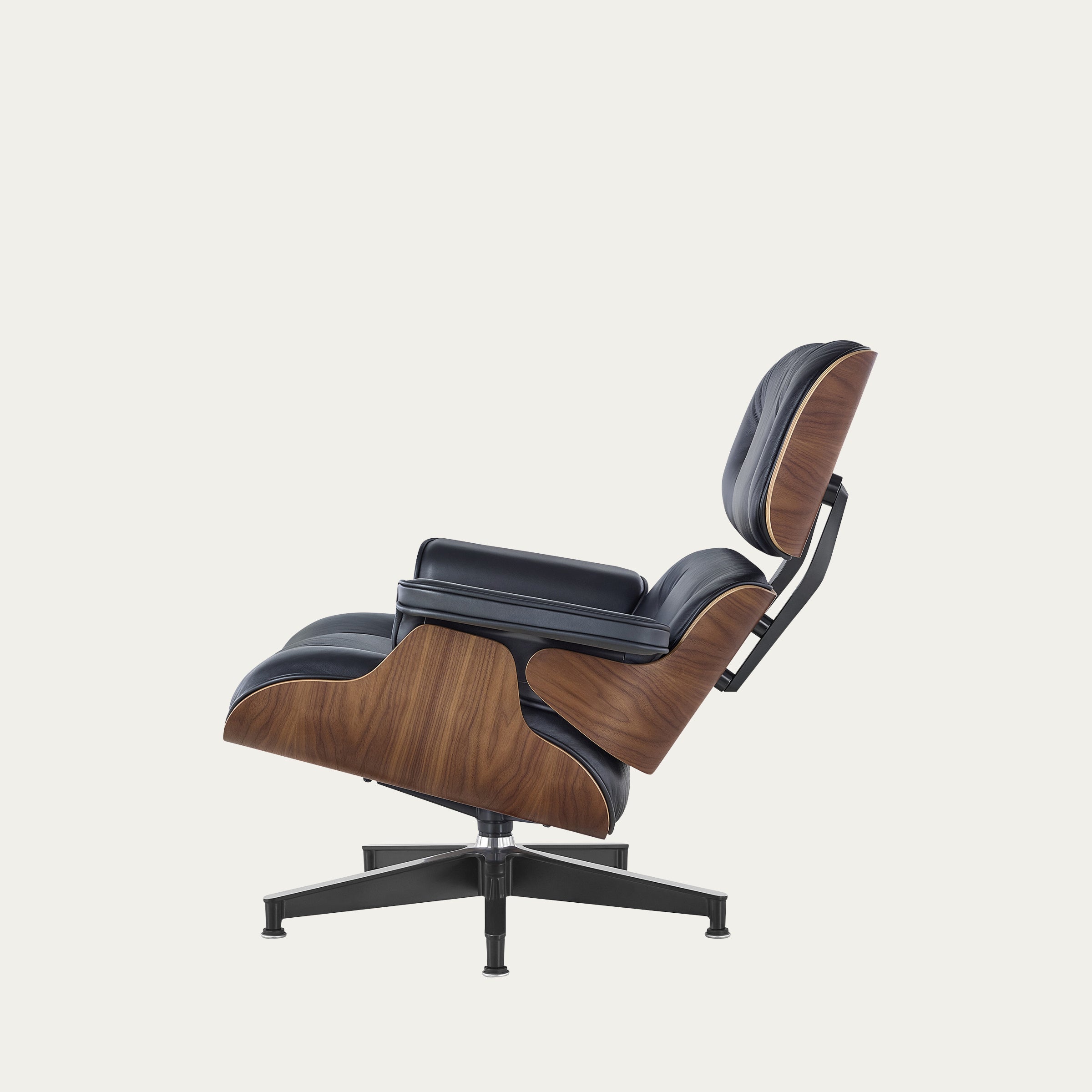 Der Eames Lounge Chair von Charles & Ray Eames in entspannter Sitzposition mit ergonomisch geneigter Rückenlehne