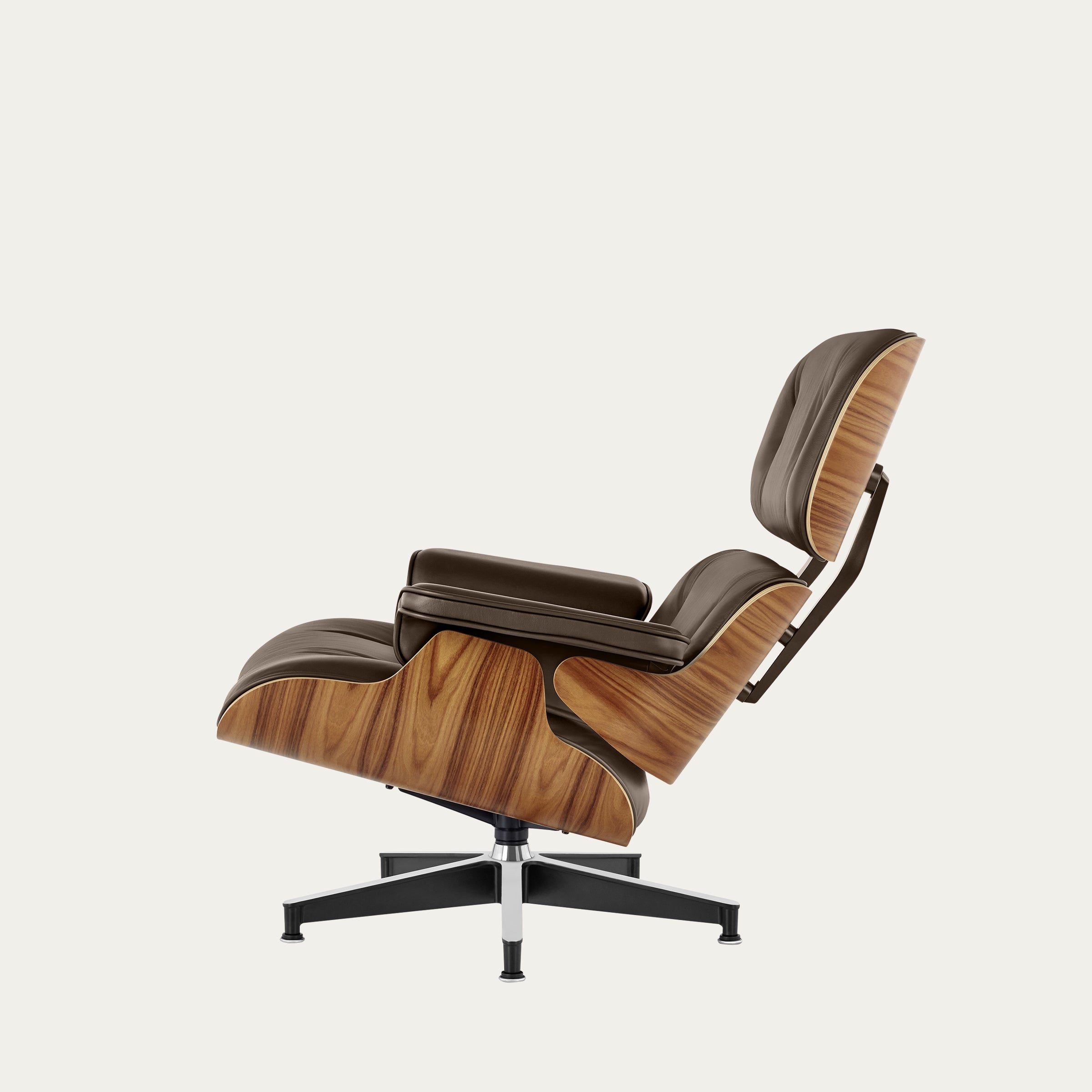 Seitenansicht des Eames Lounge Chair von Charles & Ray Eames mit braunem Leder, sichtbarer Holzmaserung und geneigter Rückenlehne
