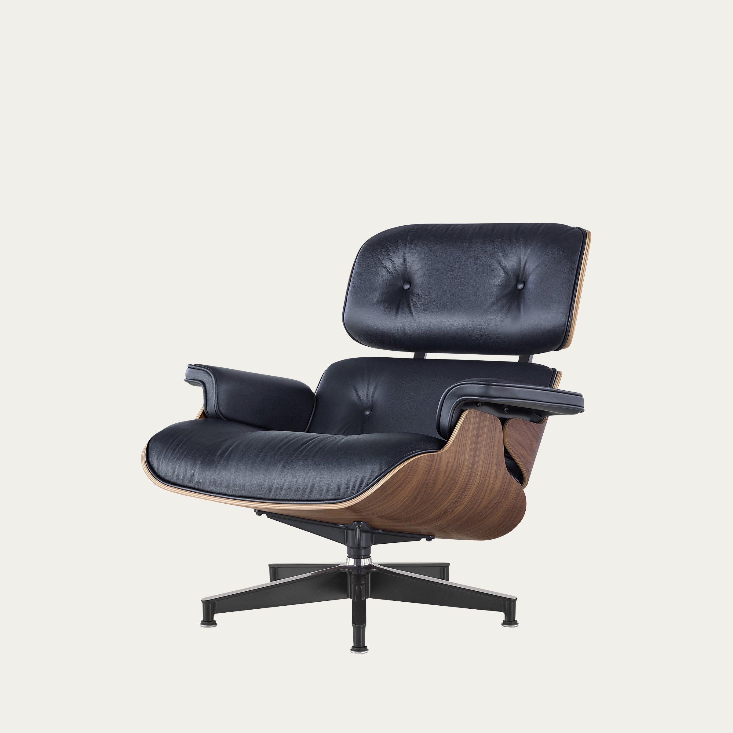 Seitliche Perspektive des Eames Lounge Chair von Charles & Ray Eames mit schwarzer Lederpolsterung und eleganter Holzform