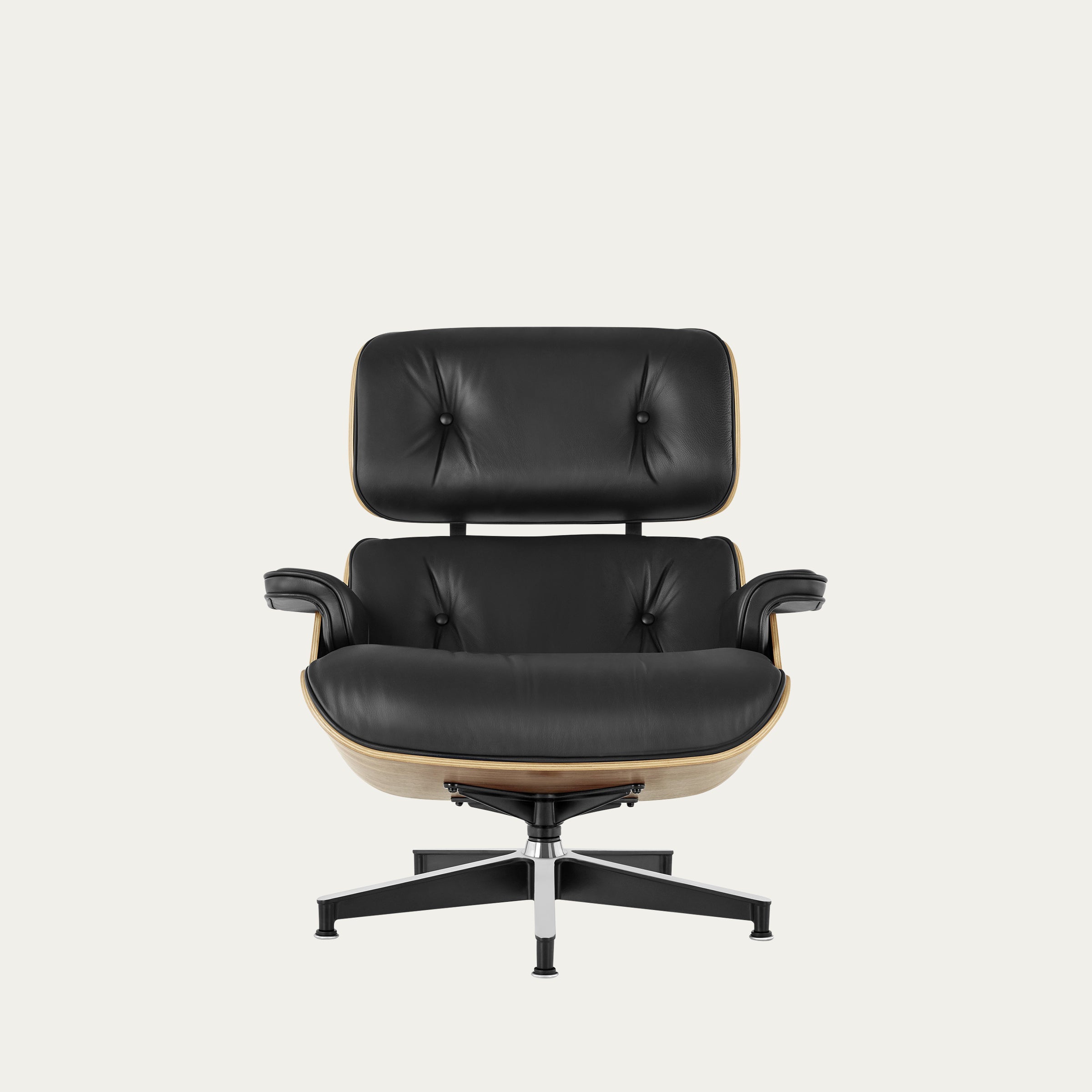 Vorderansicht des Eames Lounge Chairs von Charles & Ray Eames mit schwarzem Lederbezug und klassischem Mid-Century-Design