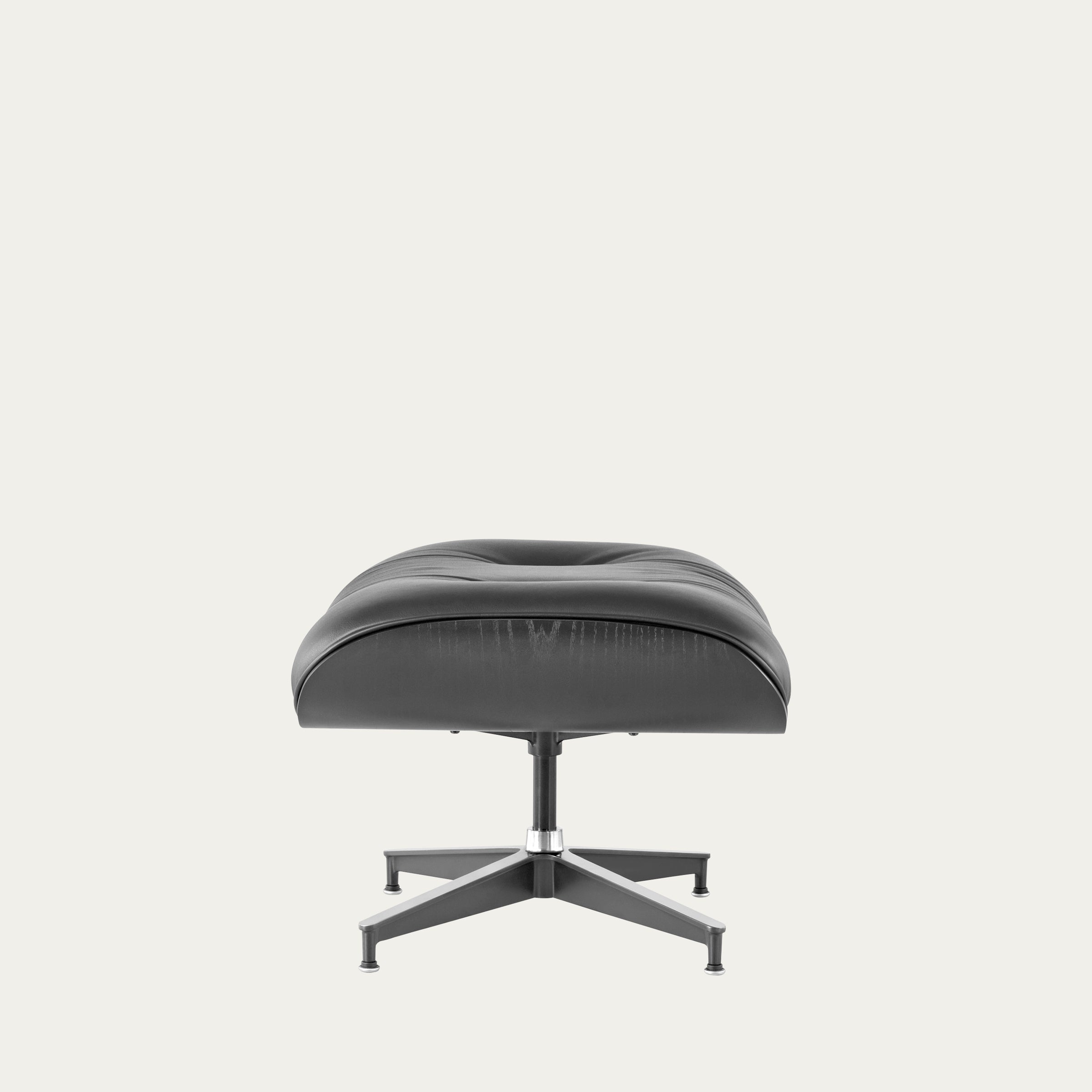 Frontansicht des originalen Eames Ottoman von Charles & Ray Eames mit schwarzer Lederpolsterung und Aluminiumsternfuß