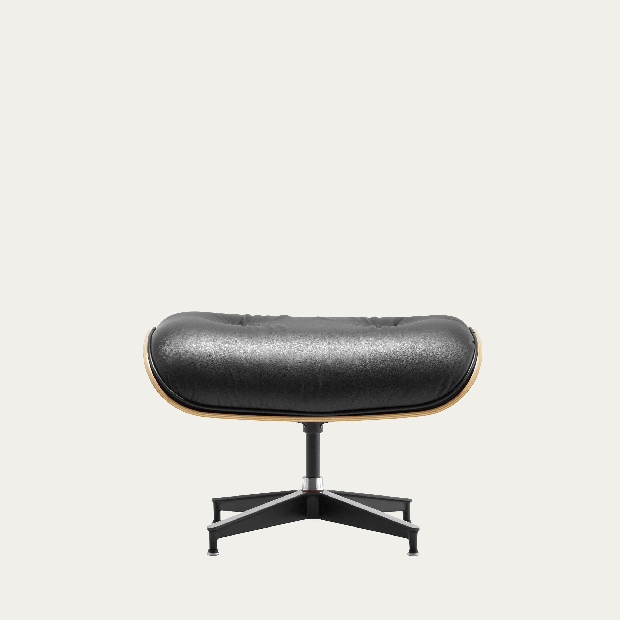 Frontansicht des Eames Ottoman von Charles & Ray Eames mit schwarzem Leder und geformter Holzschale