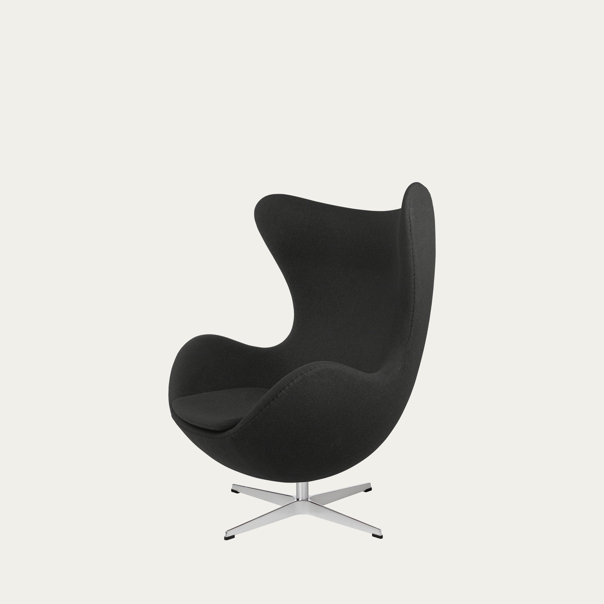 Schwarzer Egg Chair von Arne Jacobsen 1958 mit gepolsterter Sitzschale und organischer Linienführung