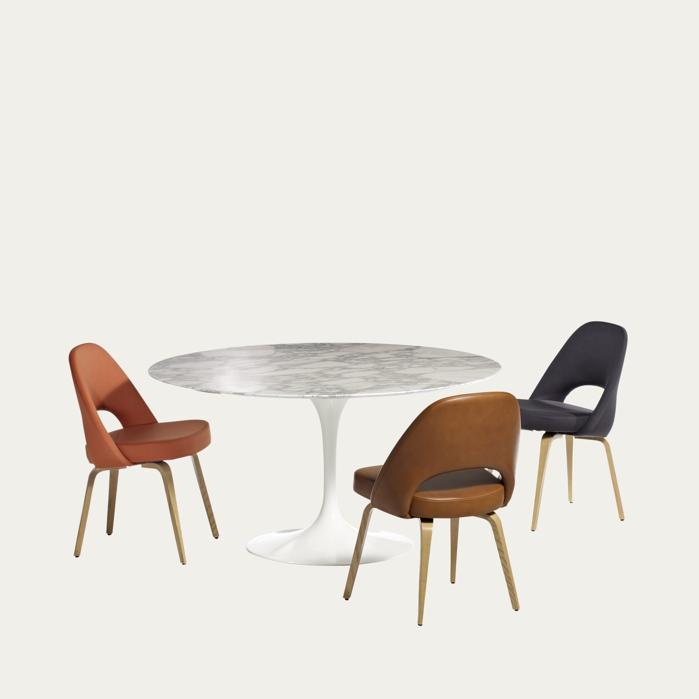 Executive Chair von Eero Saarinen 1946 in heller Stoffvariante mit filigranem Metallgestell